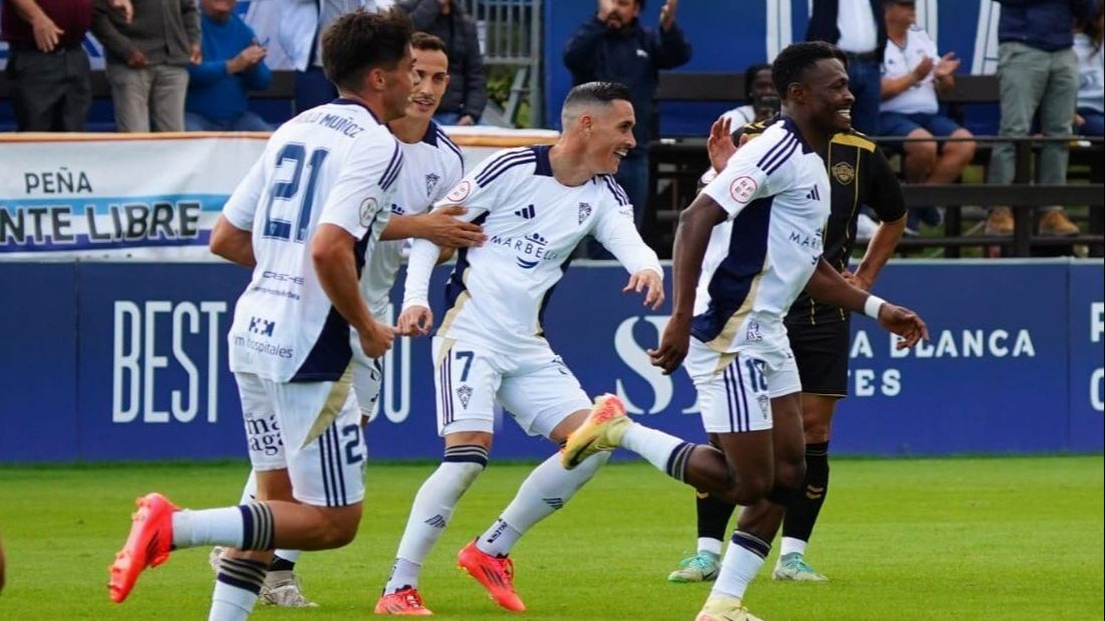 Awubu celebra el 1-1