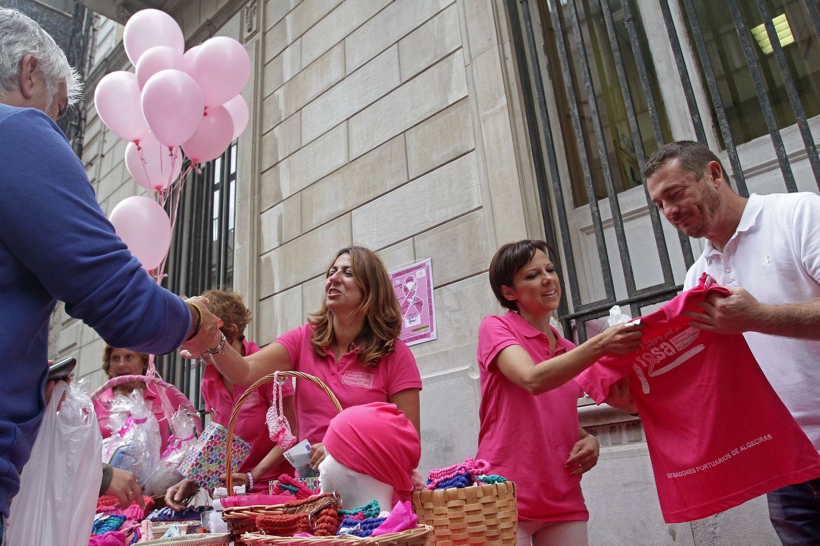 Varias mujeres informan durante el Día Mundial del Cáncer de Mama.