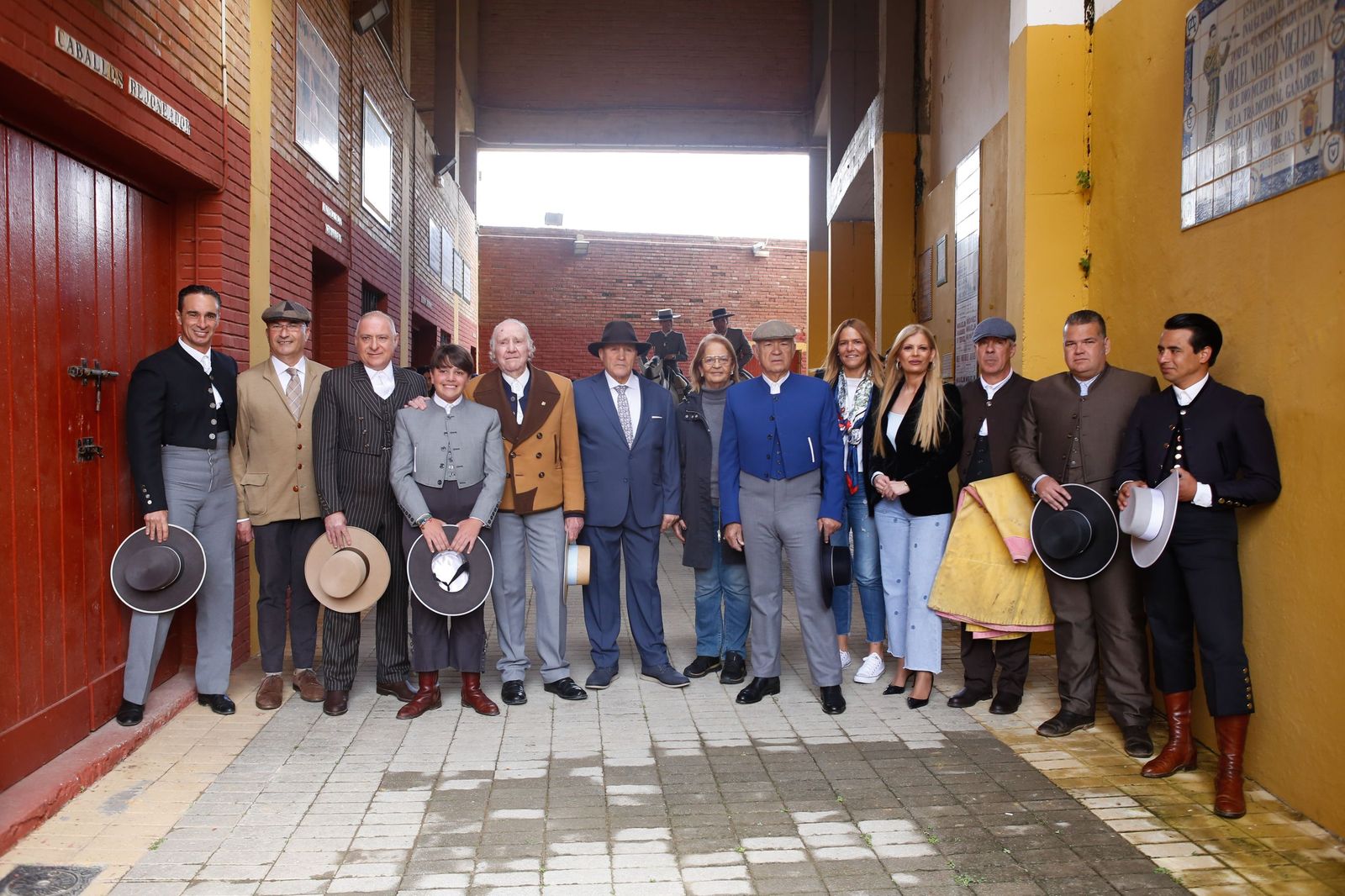 La clase magistral solidaria de Miguelete en la plaza de toros de Las Palomas de Algeciras, en imágenes