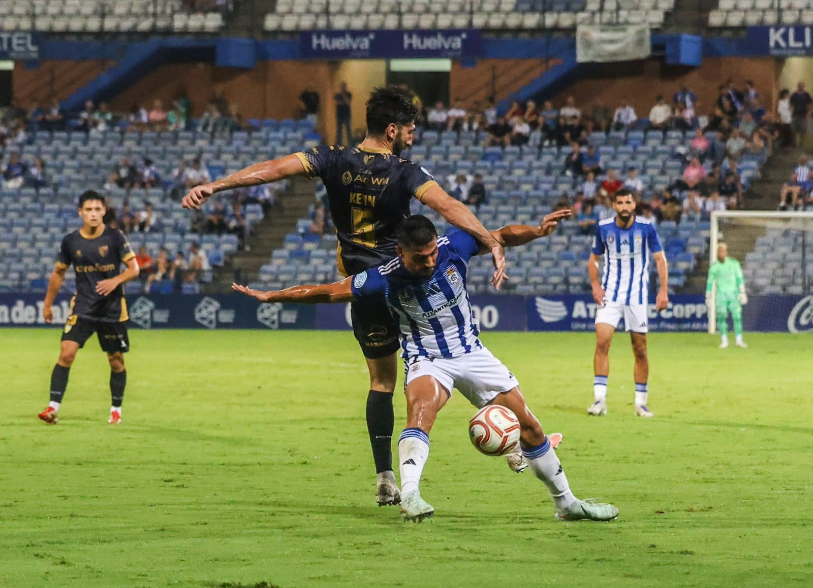 El 1x1 de los jugadores del Recre ante el Conil CF en Copa Federación