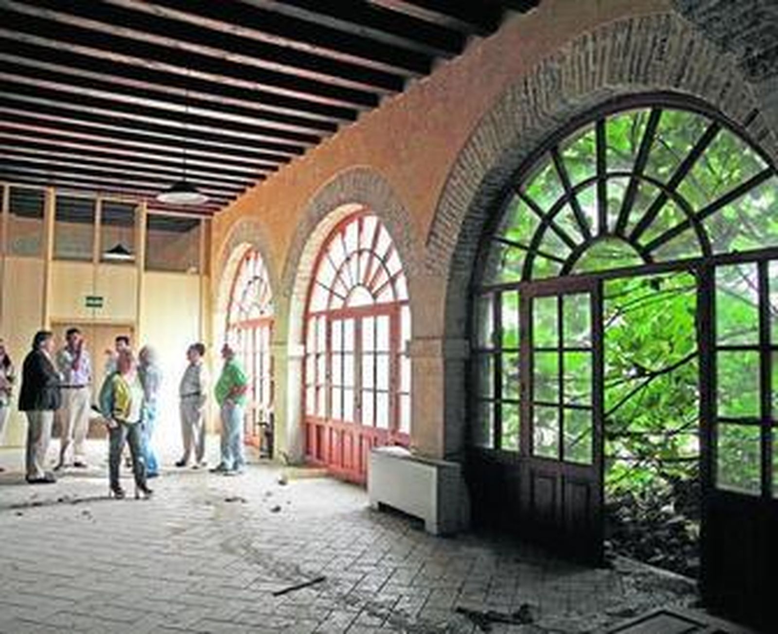 La alcaldesa Mamen Sánchez durante una visita con técnicos municipales al Palacio Villapanés.