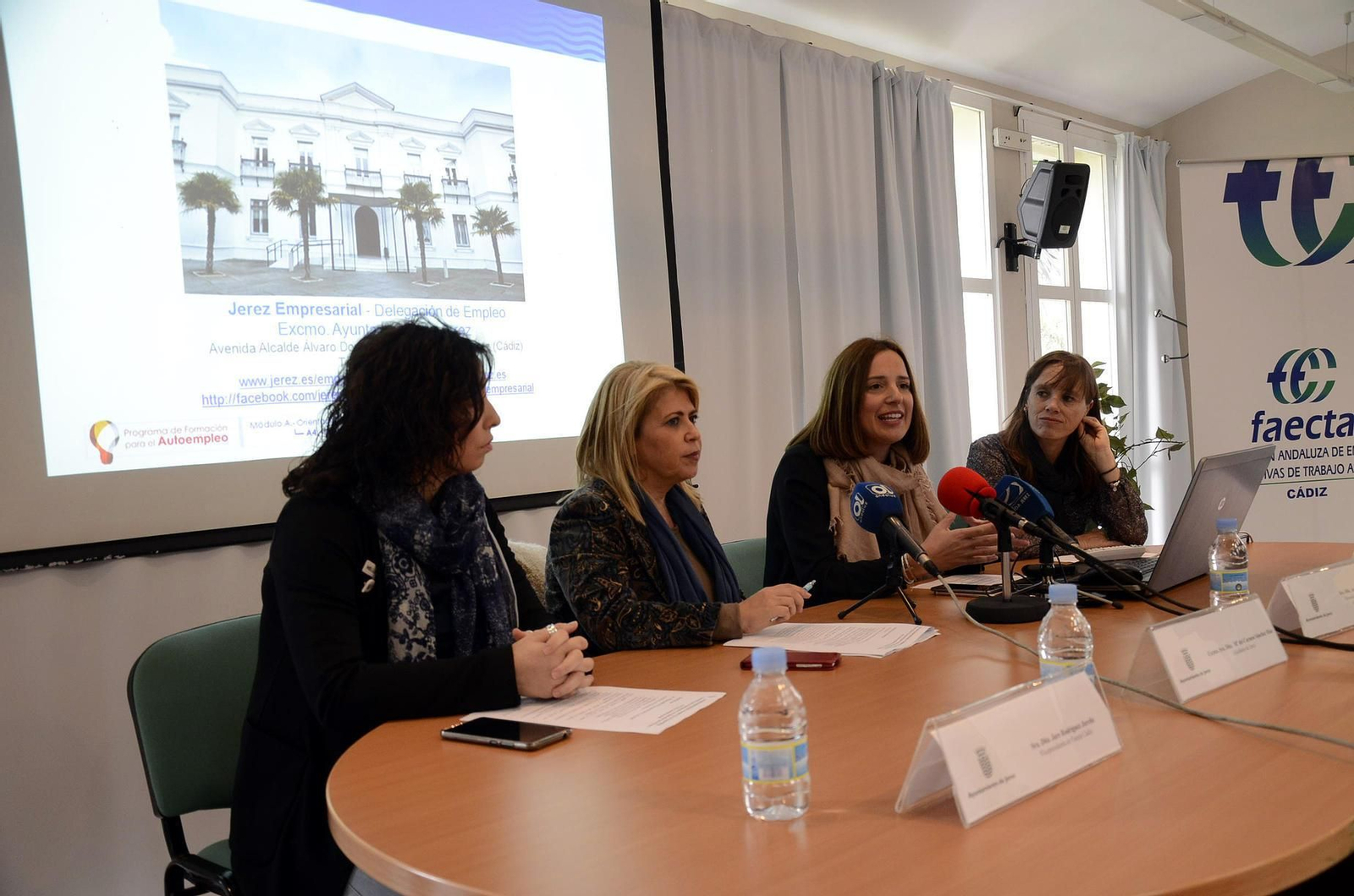 Un instante de la inauguración de la jornada sobre cooperativas.