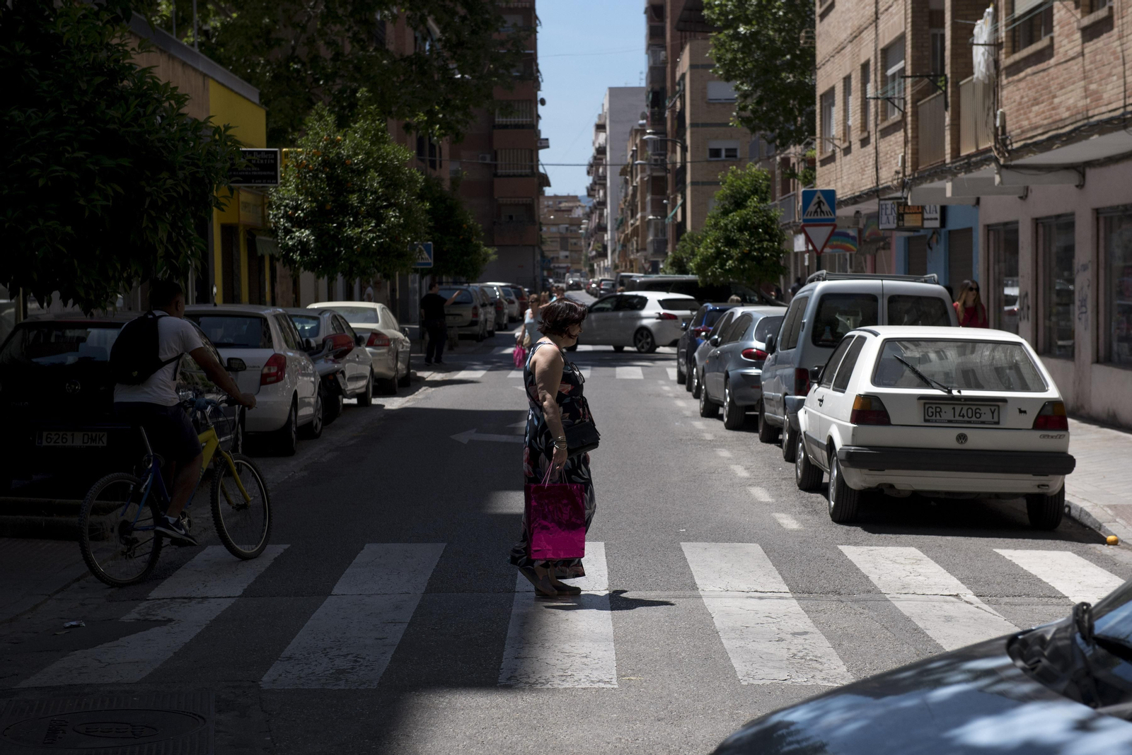 Una mujer cruza la calle Bernarda Alba, junto a la Avenida Dons Bosco