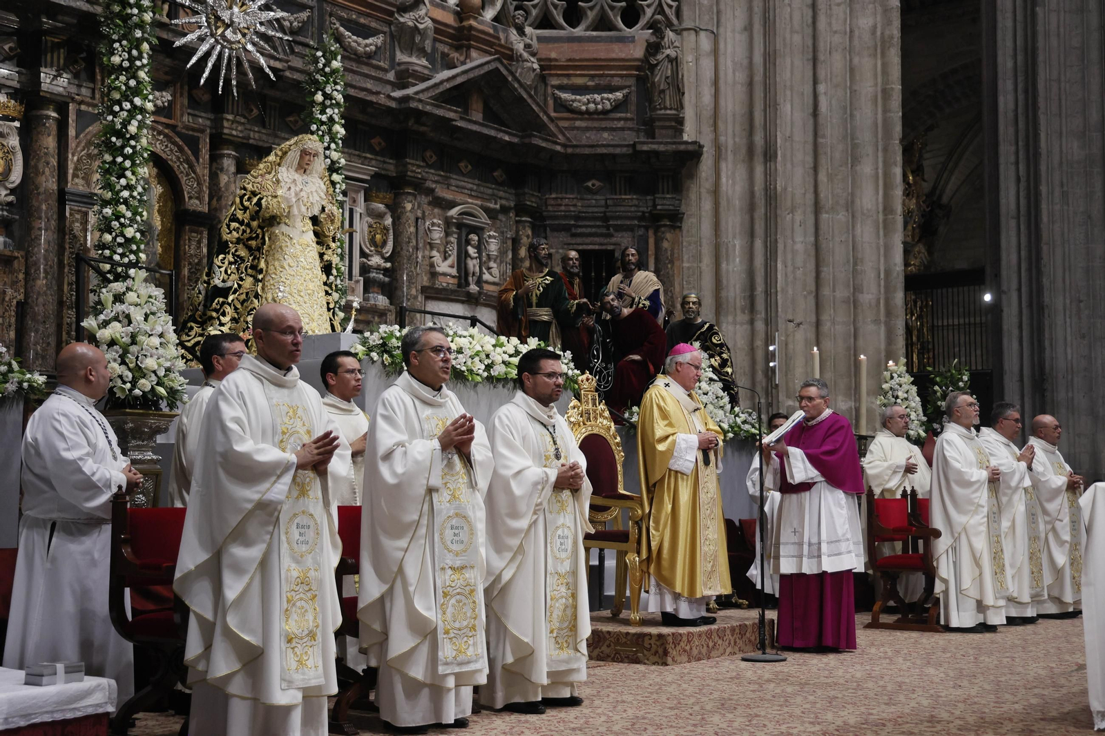 La coronación de la Virgen del Rocío en imágenes