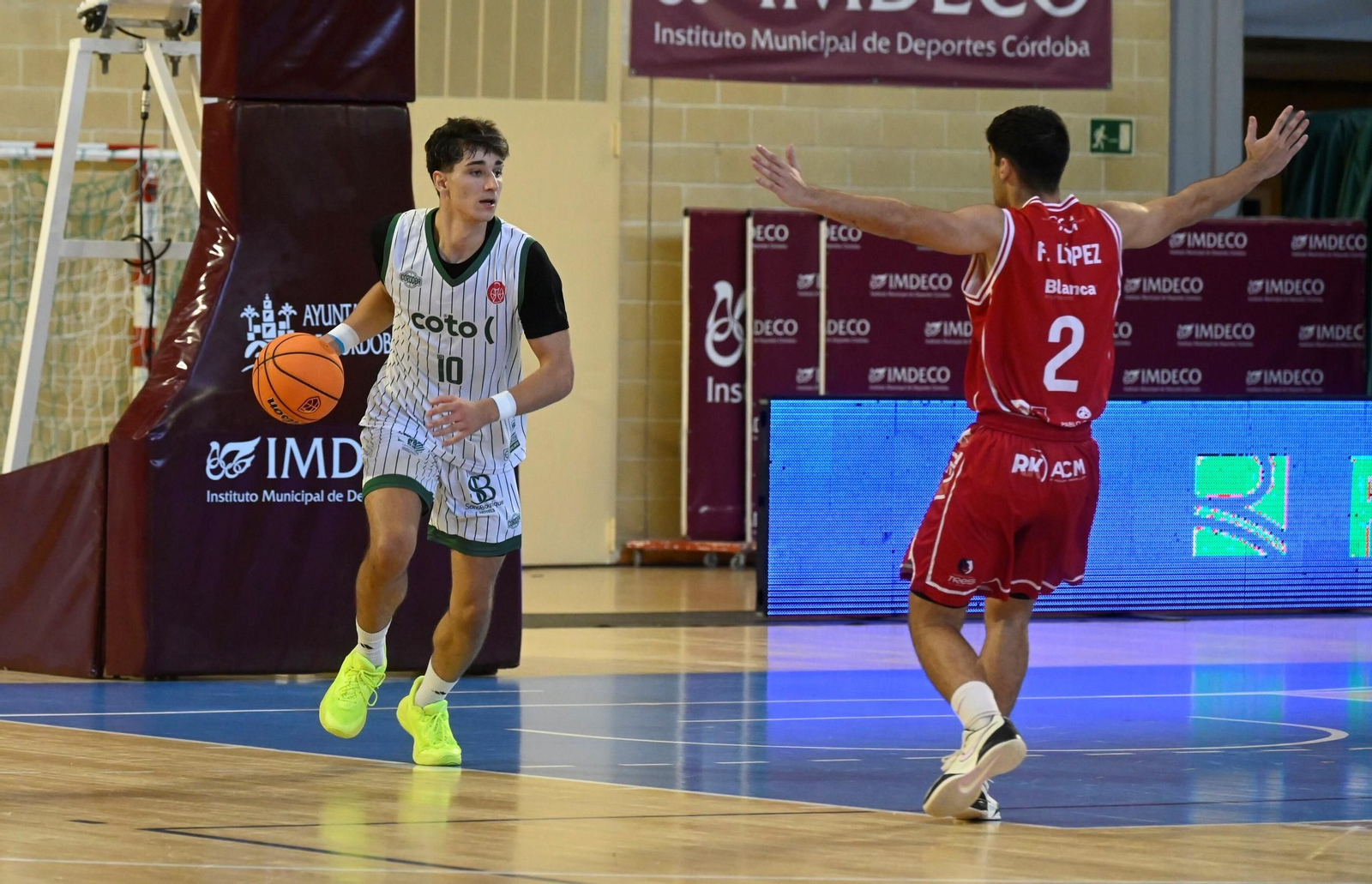 Gonzalo Orozco inicia una jugada en presencia de un rival.