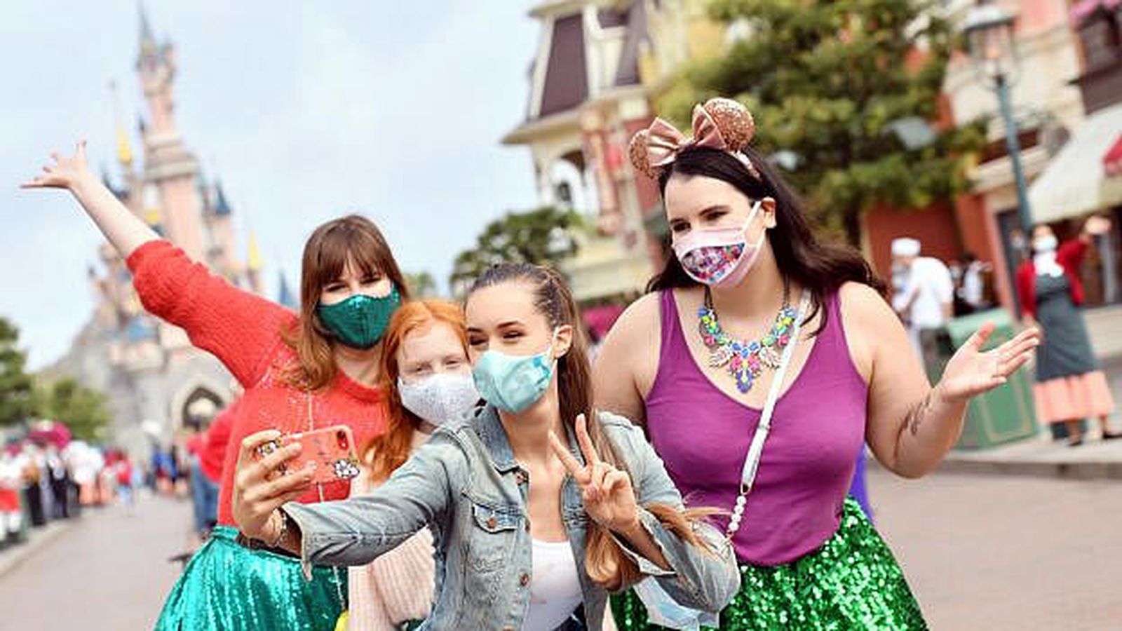Varias visitantes con mascarilla en Disneyland París