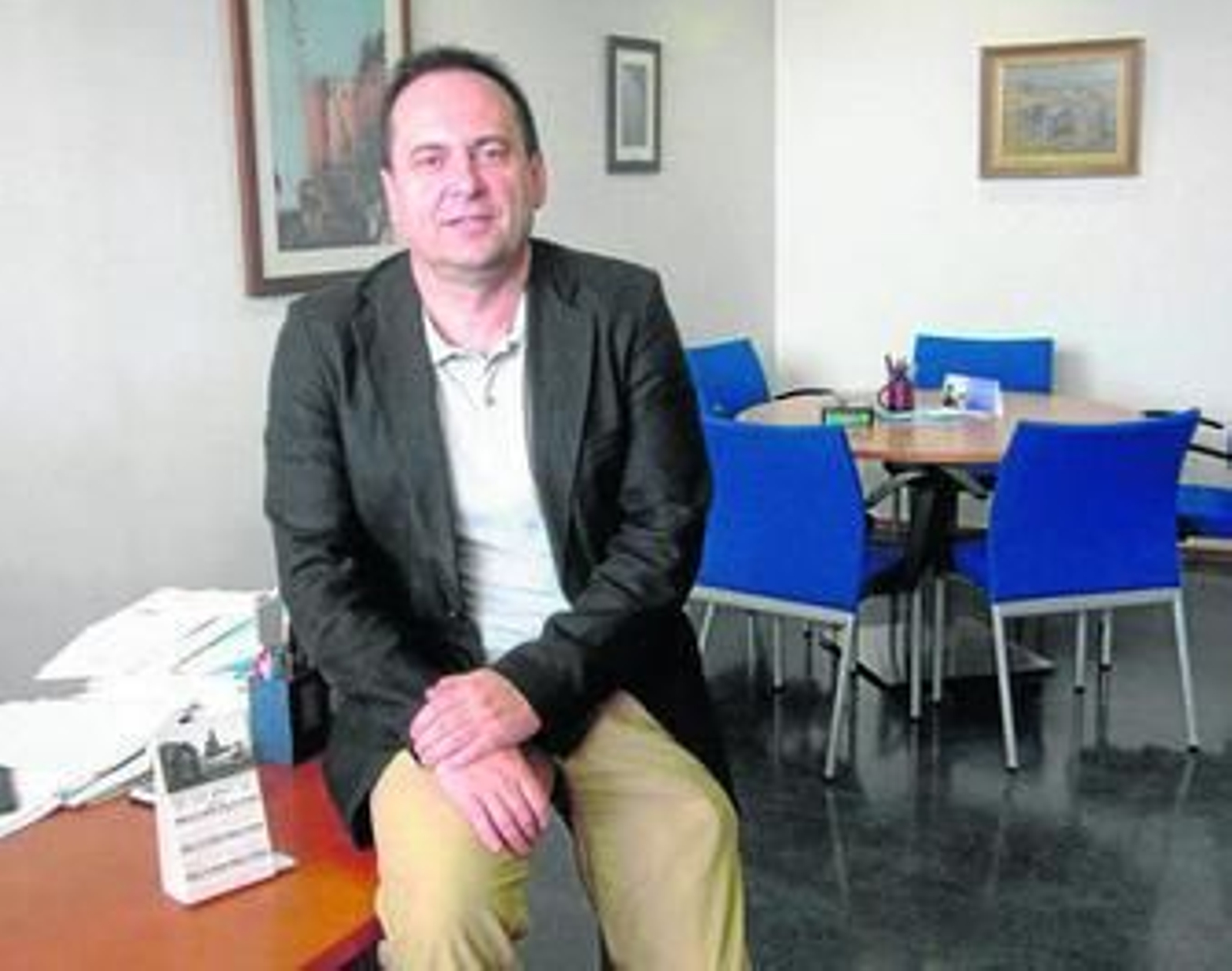 El vicerrector Juan García en su despacho del edificio del Rectorado.