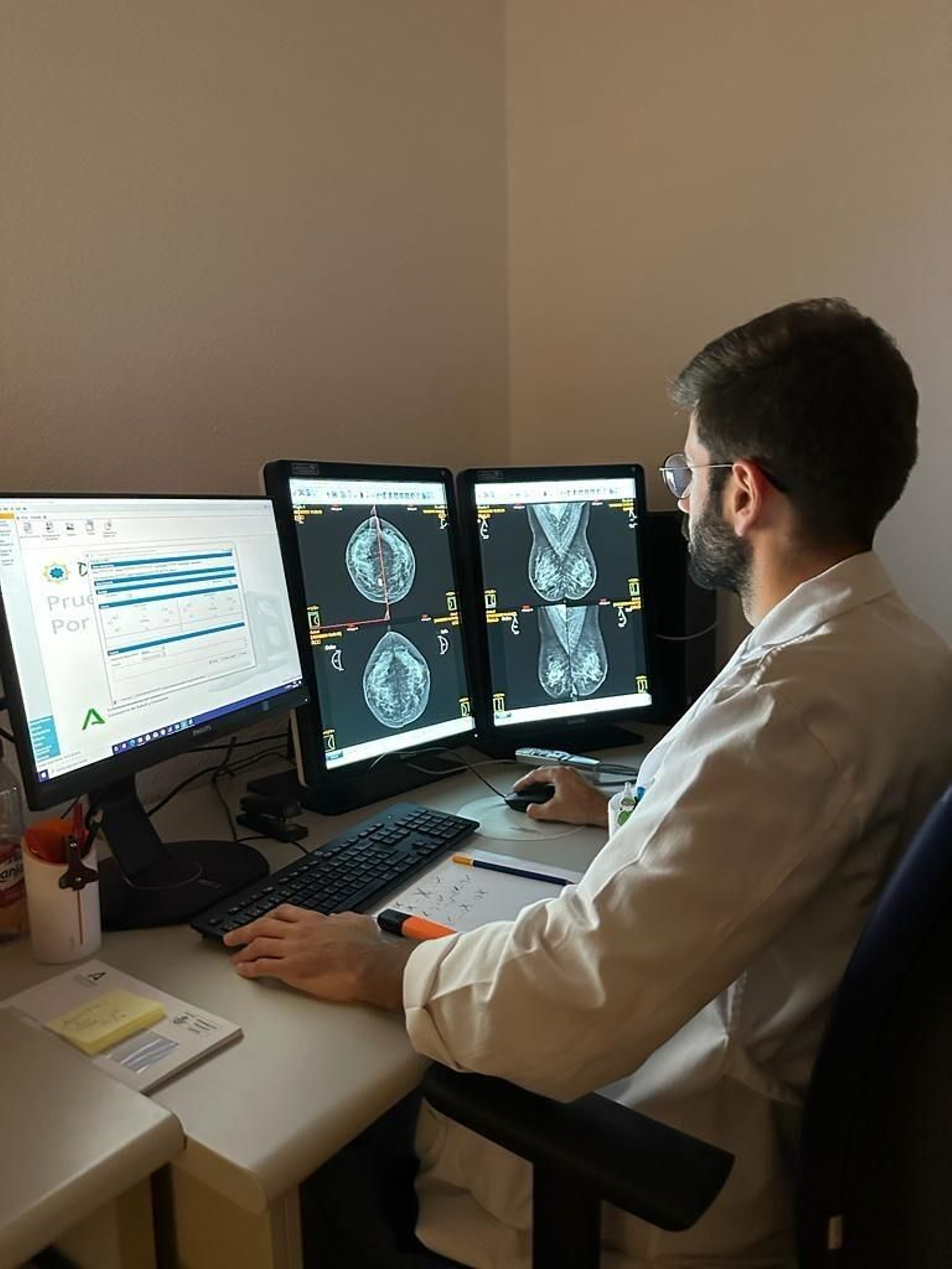 Un radiólogo usando la aplicación en el Hospital La Merced.