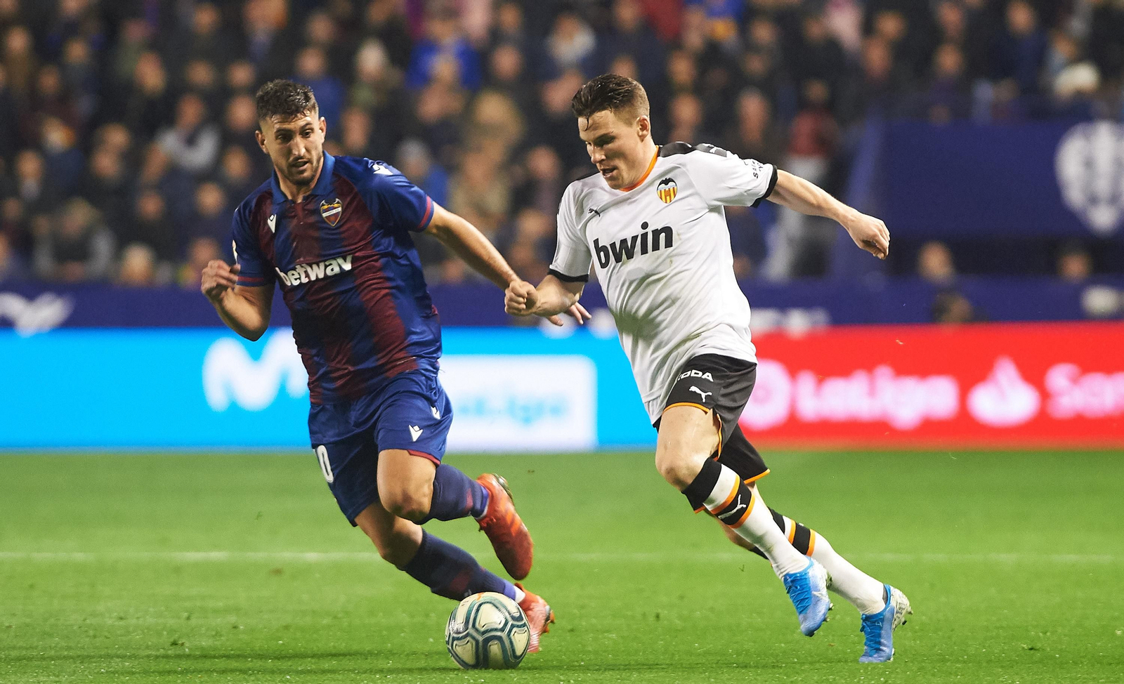 Eliseo persigue a Gameiro en su debut en Primera División.