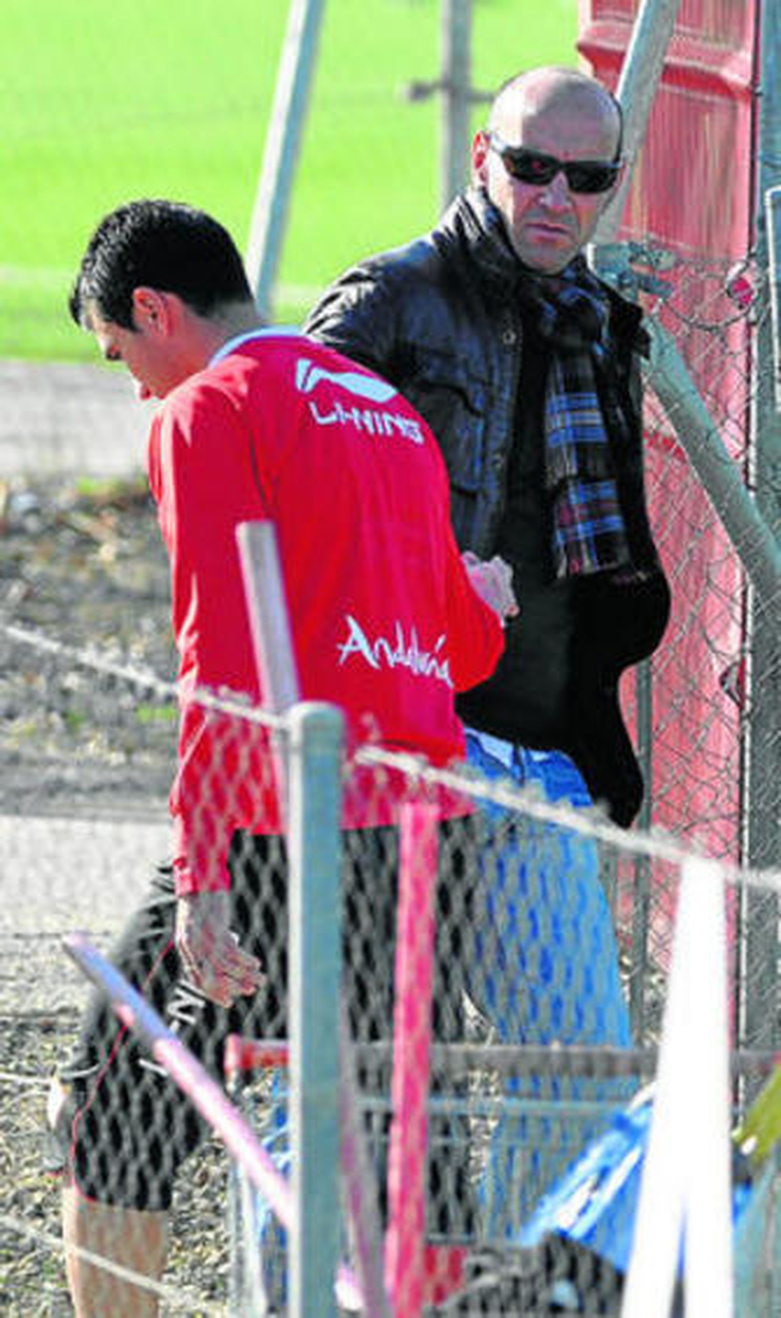 José Antonio Reyes pasa cabizbajo junto a Monchi en un entrenamiento de esta semana.