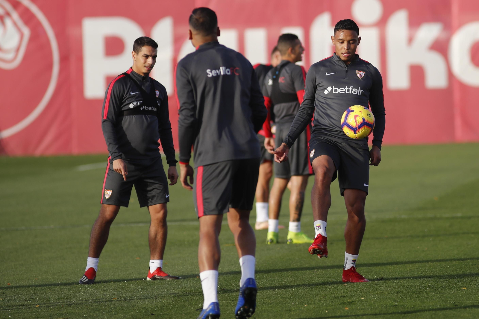 Muriel da pataditas ante Mercado y Ben Yedder.