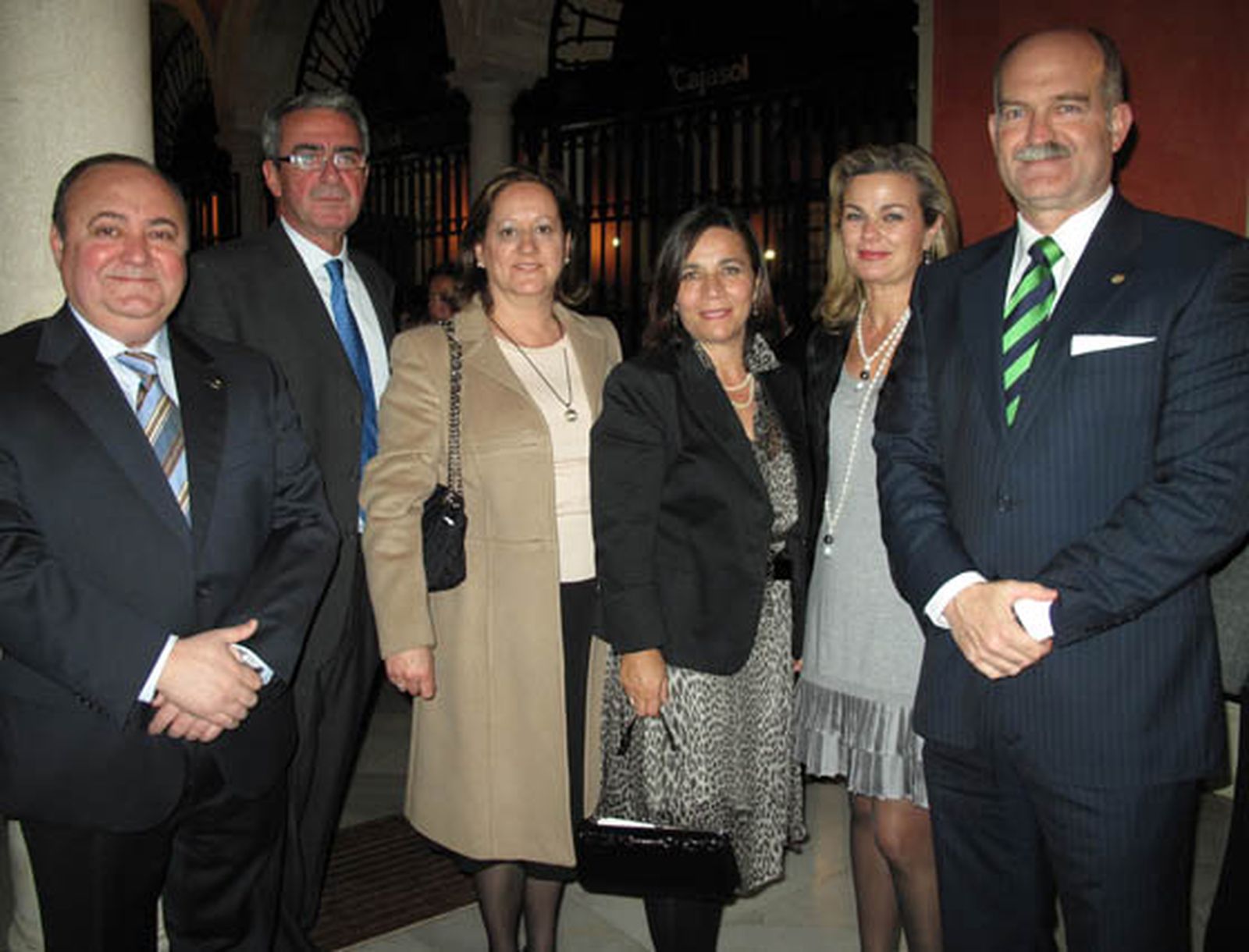 José Manuel Verdugo, comandante naval de Sevilla; Luisa Lucas, Magdalena Geremías, el general  Juan Carlos Muñoz,  Elisa Vicena y Juan Ruiz Casas, almirante jefe de la Base Naval de Rota

Foto: Victoria Ramirez