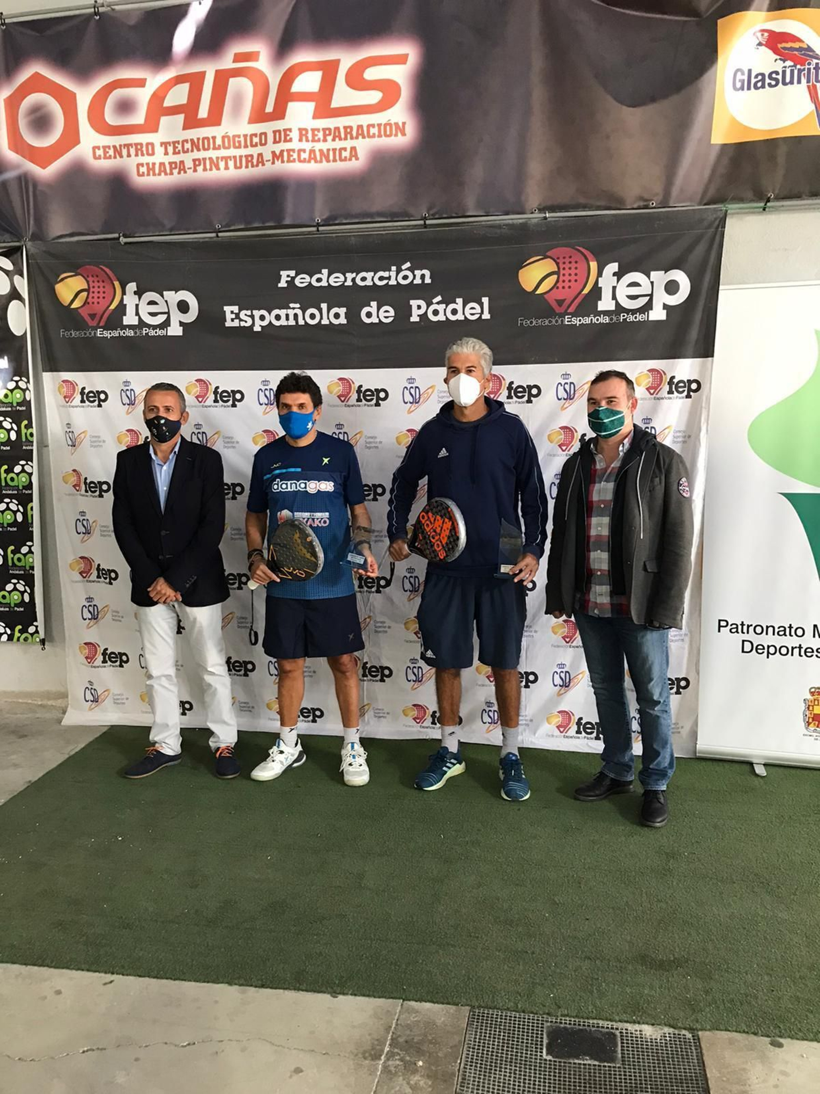 Marcelo Pérez y Hernán Flores (en el centro) recogen sus trofeos.