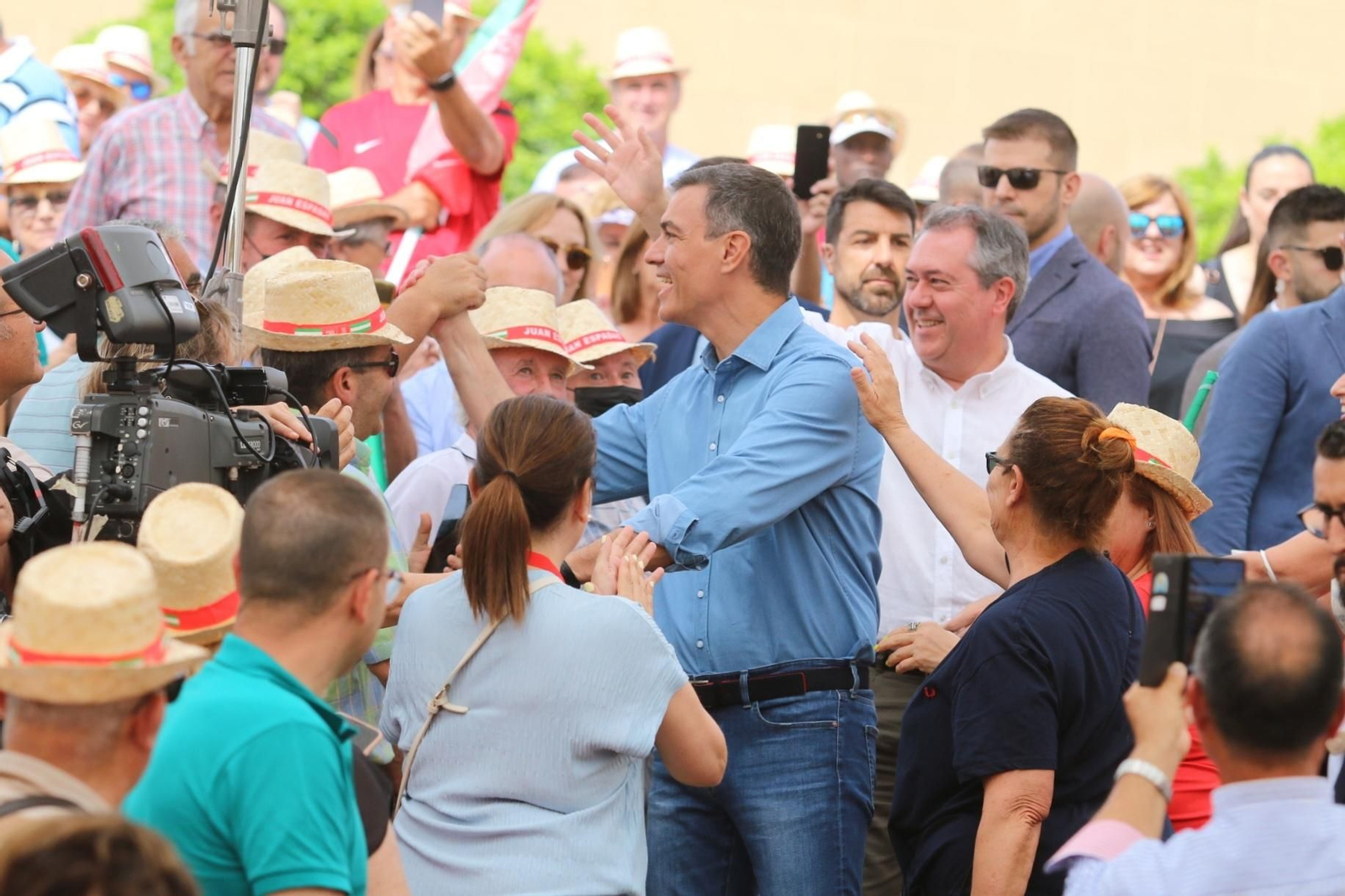 Juan Espadas comienza la campaña electoral con Pedro Sánchez, en imágenes