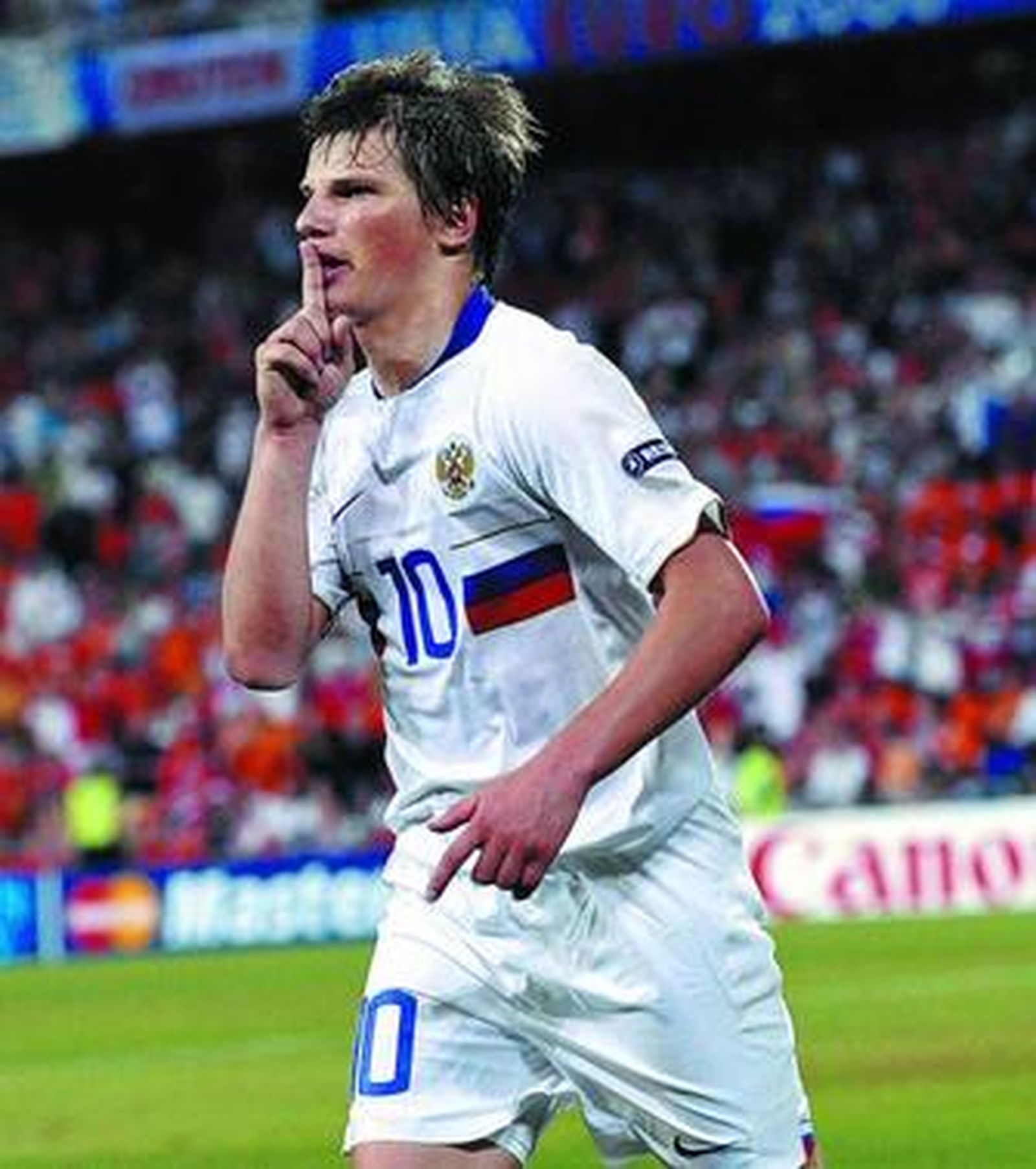 Arshavin celebra el gol que consiguió frente a Holanda.