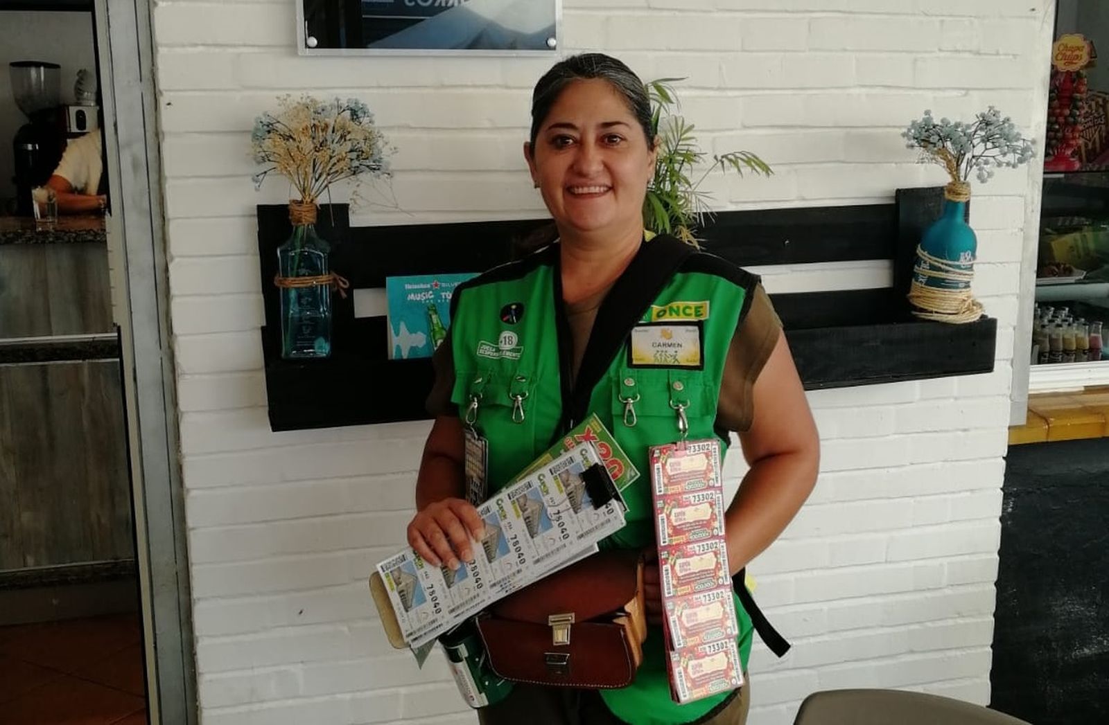 Carmen Macías, vendedora del Sueldazo de la Once en Beas.