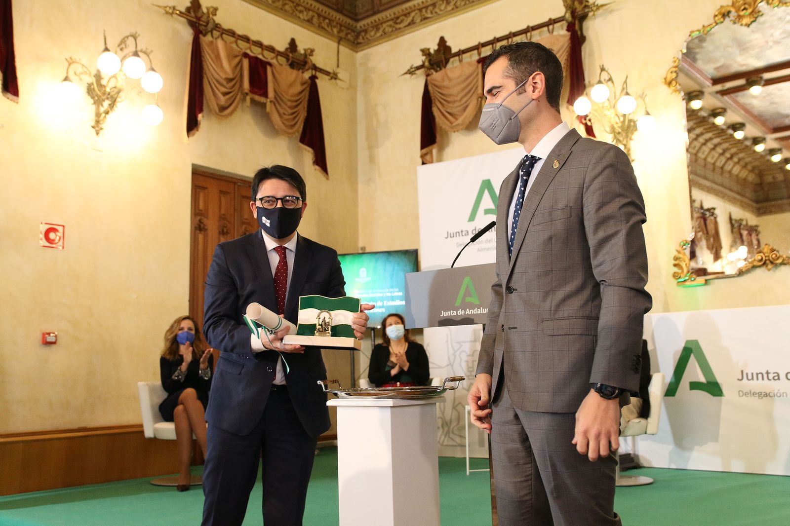 Fotogalería de la entrega de banderas por el Día de Andalucía