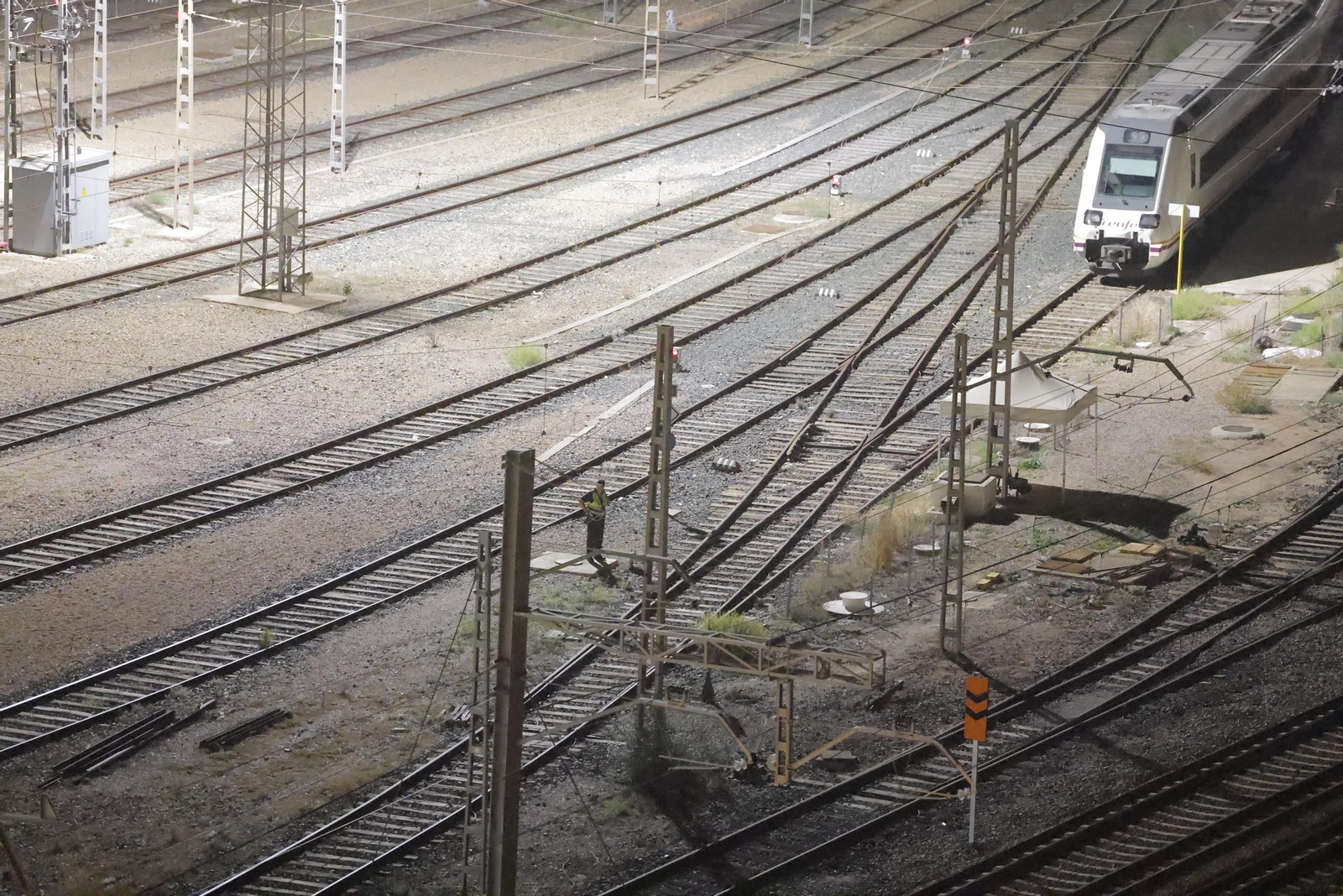 Las imágenes del dispositivo de búsqueda de la Policía y la UME para encontrar a Álvaro Prieto junto a las vías de Santa Justa