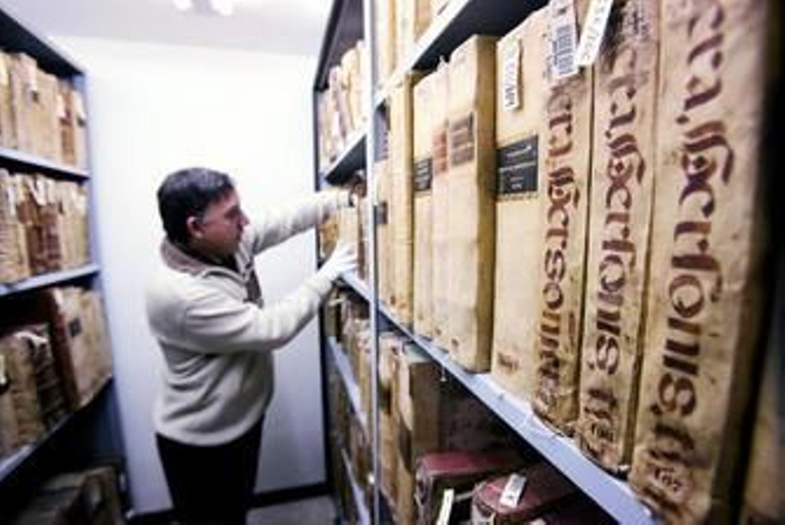 Eduardo Peñalver Gómez, jefe de servicio del fondo antiguo, trabajando en uno de los anaqueles del Tesoro Bibliográfico, donde se guarda lo mejor de la biblioteca.