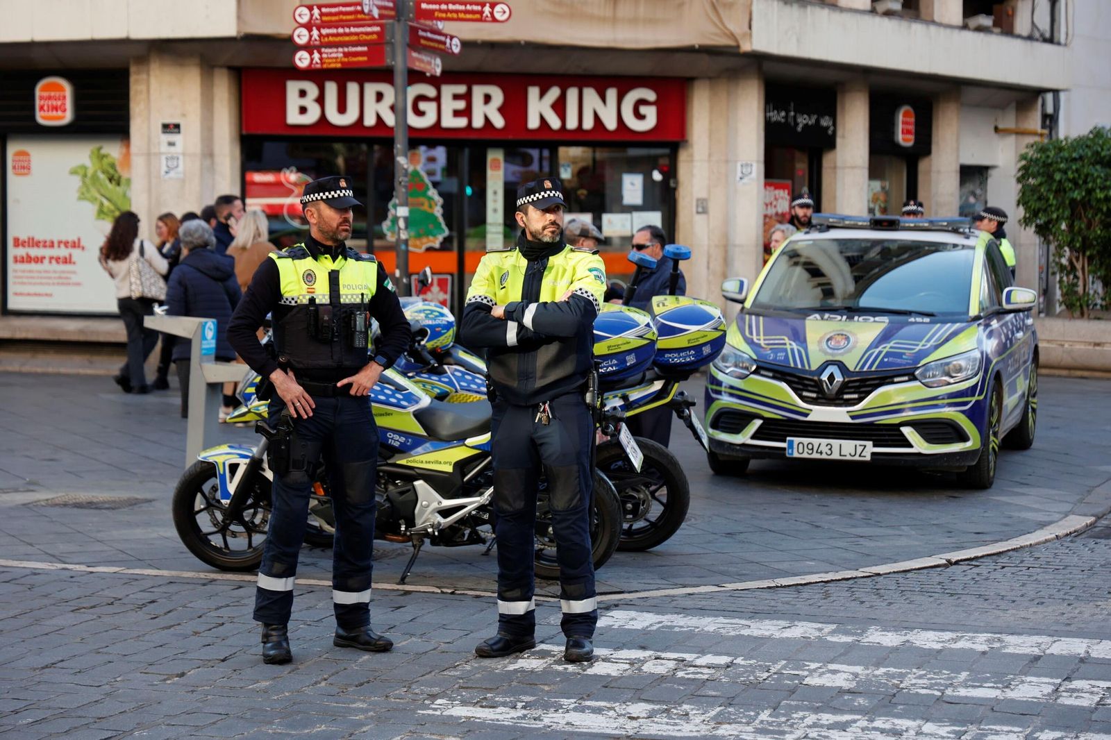 Policías locales en la Campana.