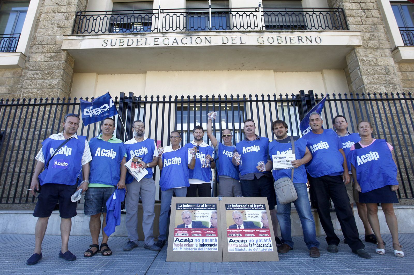 Un grupo de funcionarios de prisiones protesta ante la Subdelegación del Gobierno en Cádiz.