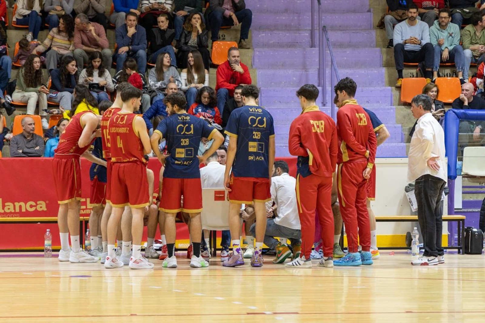 La Salobreja vibra con el derbi de la capital entre Jaén CB y Jaén FS, en imágenes