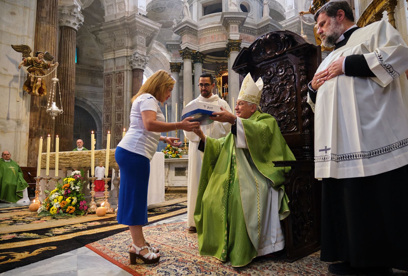 El obispo Rafael Zornoza, en una ceremonia en la Catedral de Cádiz.