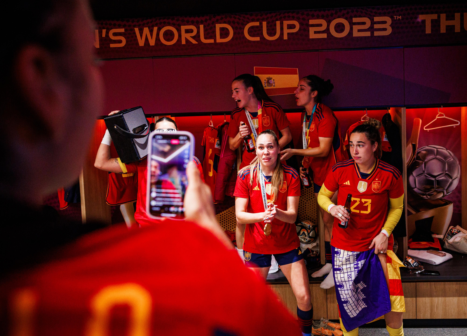 Así ha sido la fiesta de las campeonas del mundo en el vestuario