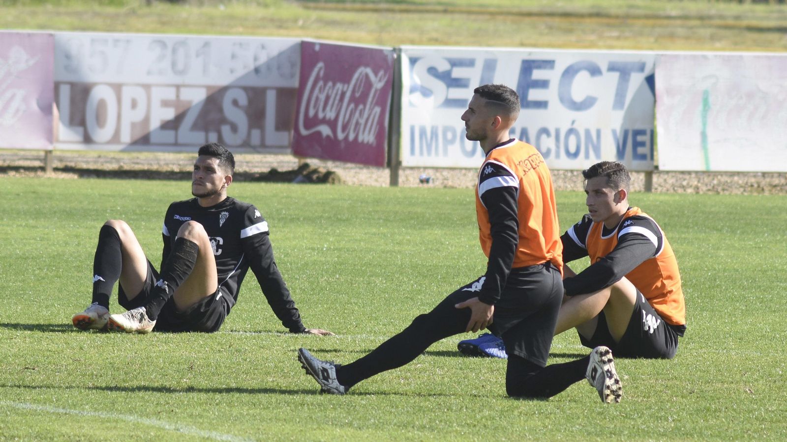 Fernández, junto a Valentín y Erik Expósito, en el entrenamiento.
