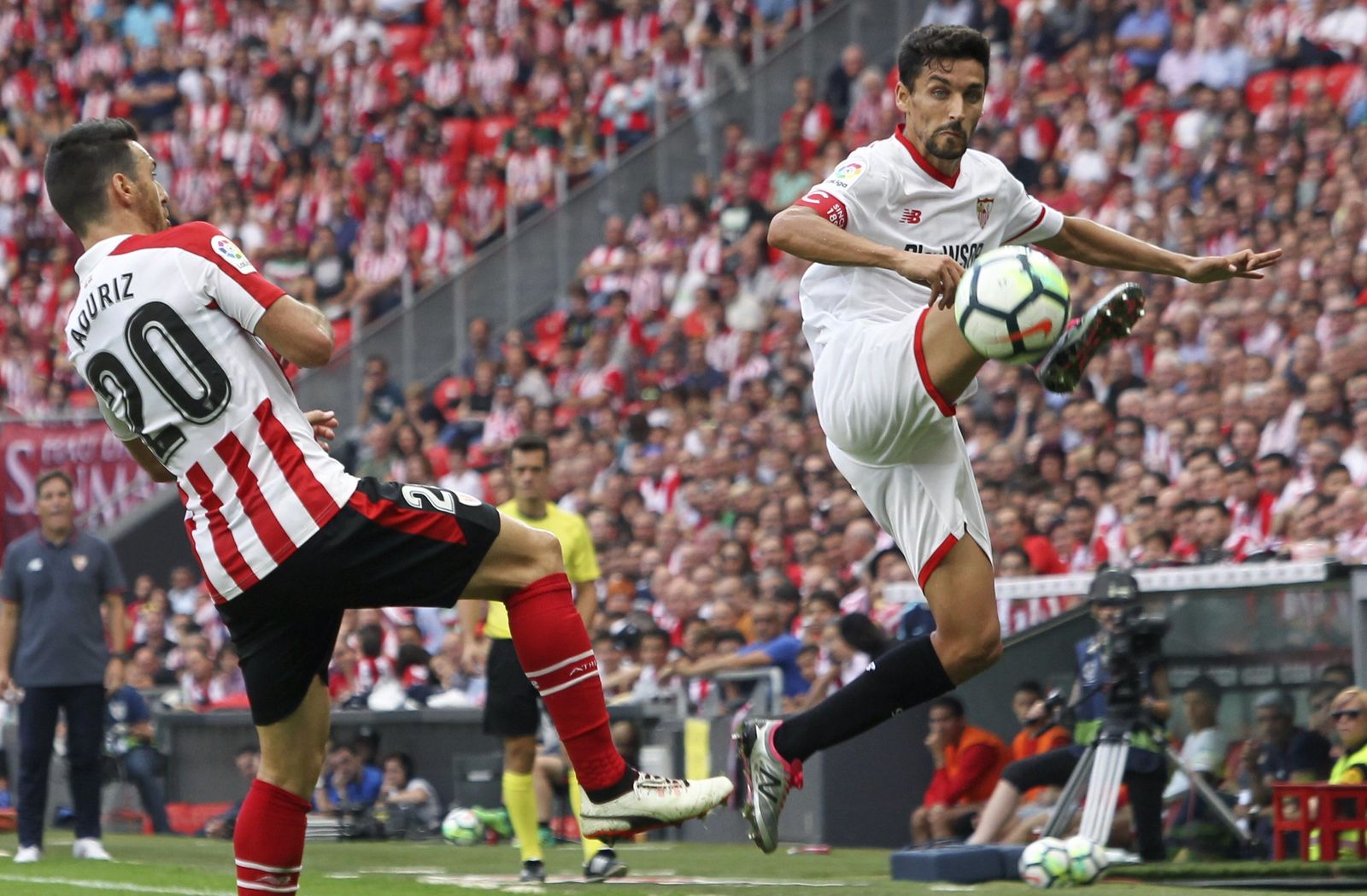 Jesús Navas, ante Aduriz en un Athletic-Sevilla de 2017.