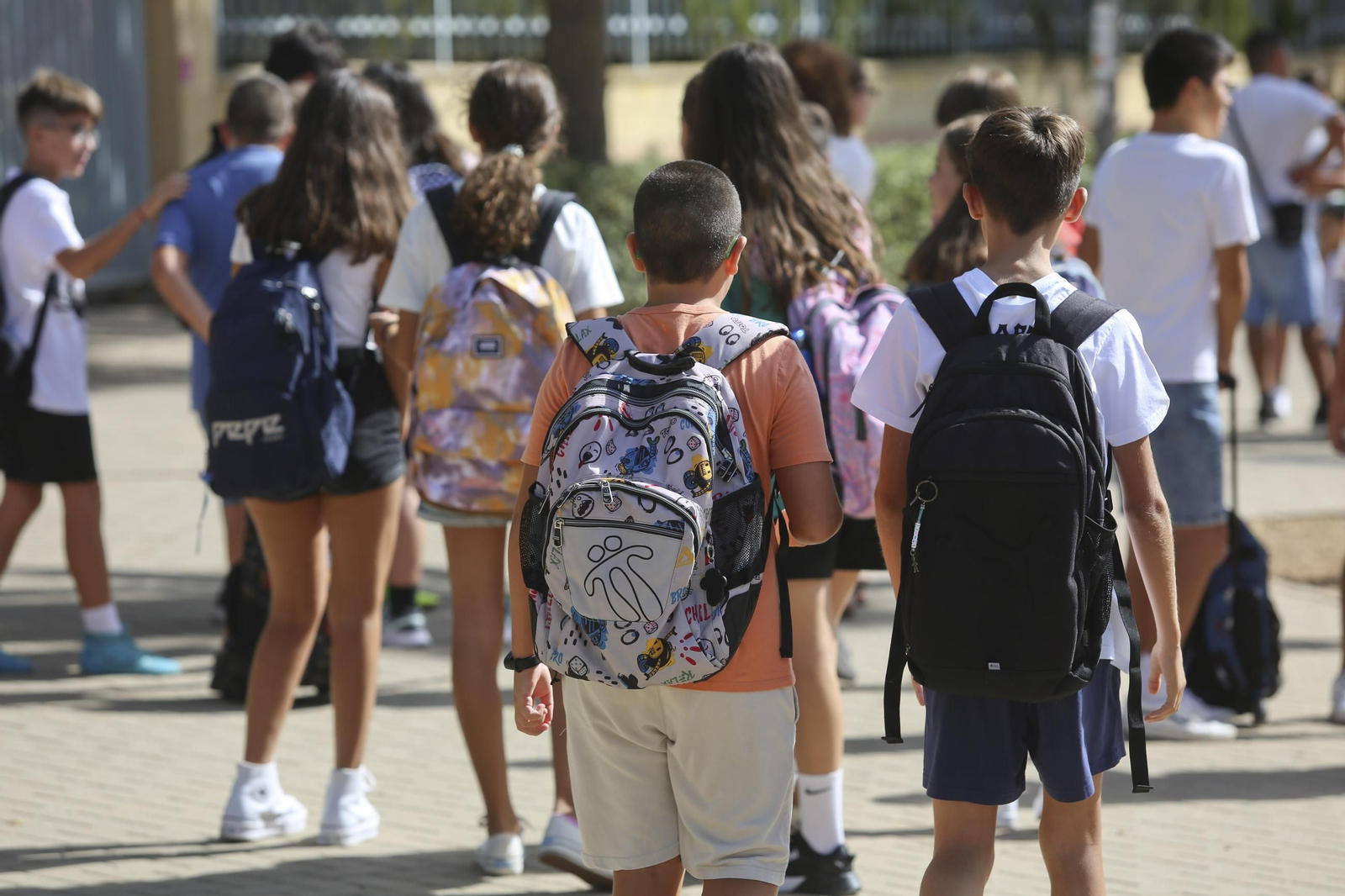 Un grupo de alumnos entrando en sus centros escolares de Málaga