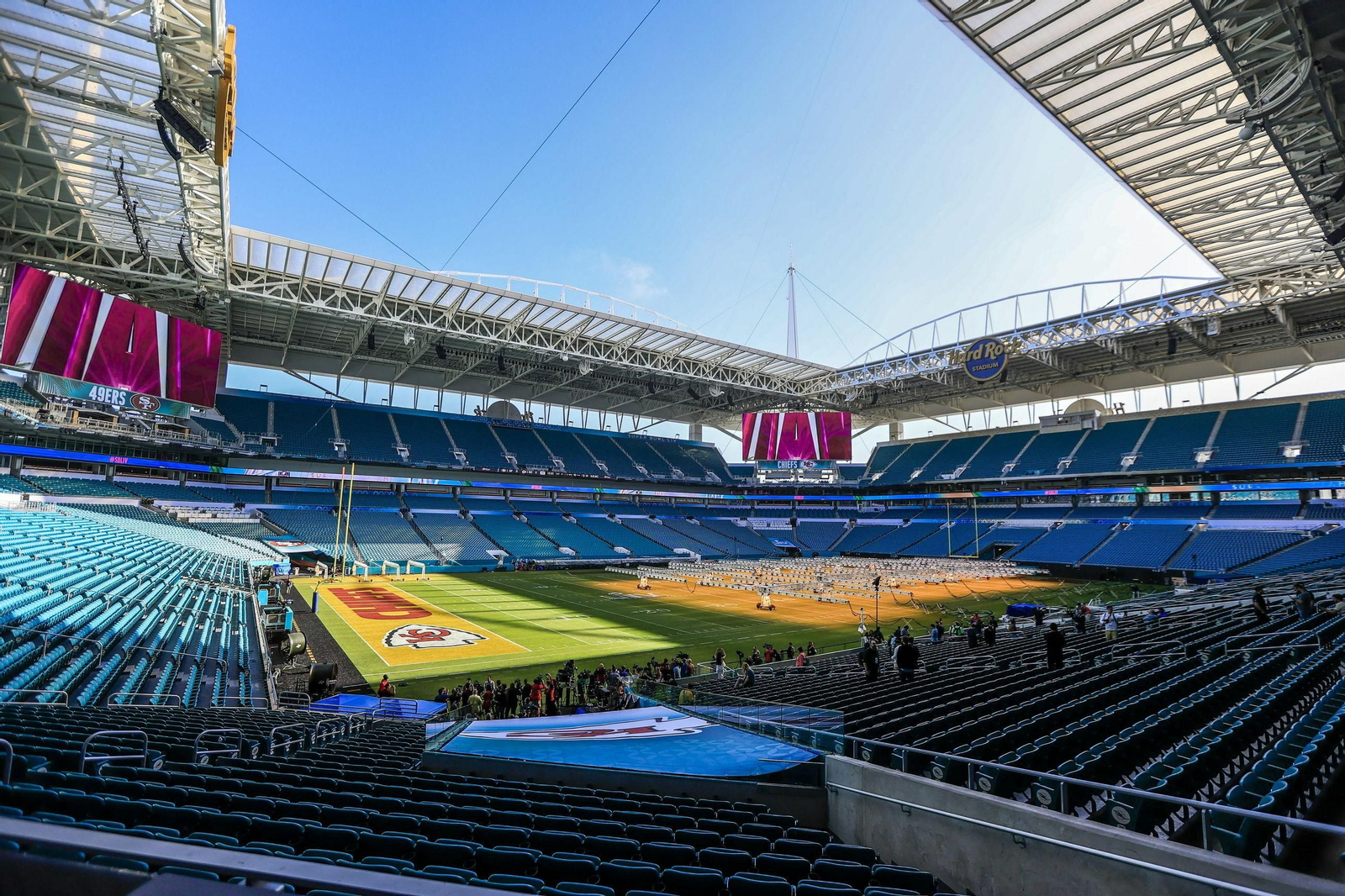 Vista del estadio Hard Rock de Miami, durante los preparativos de la Super Bowl que se juega esta noche