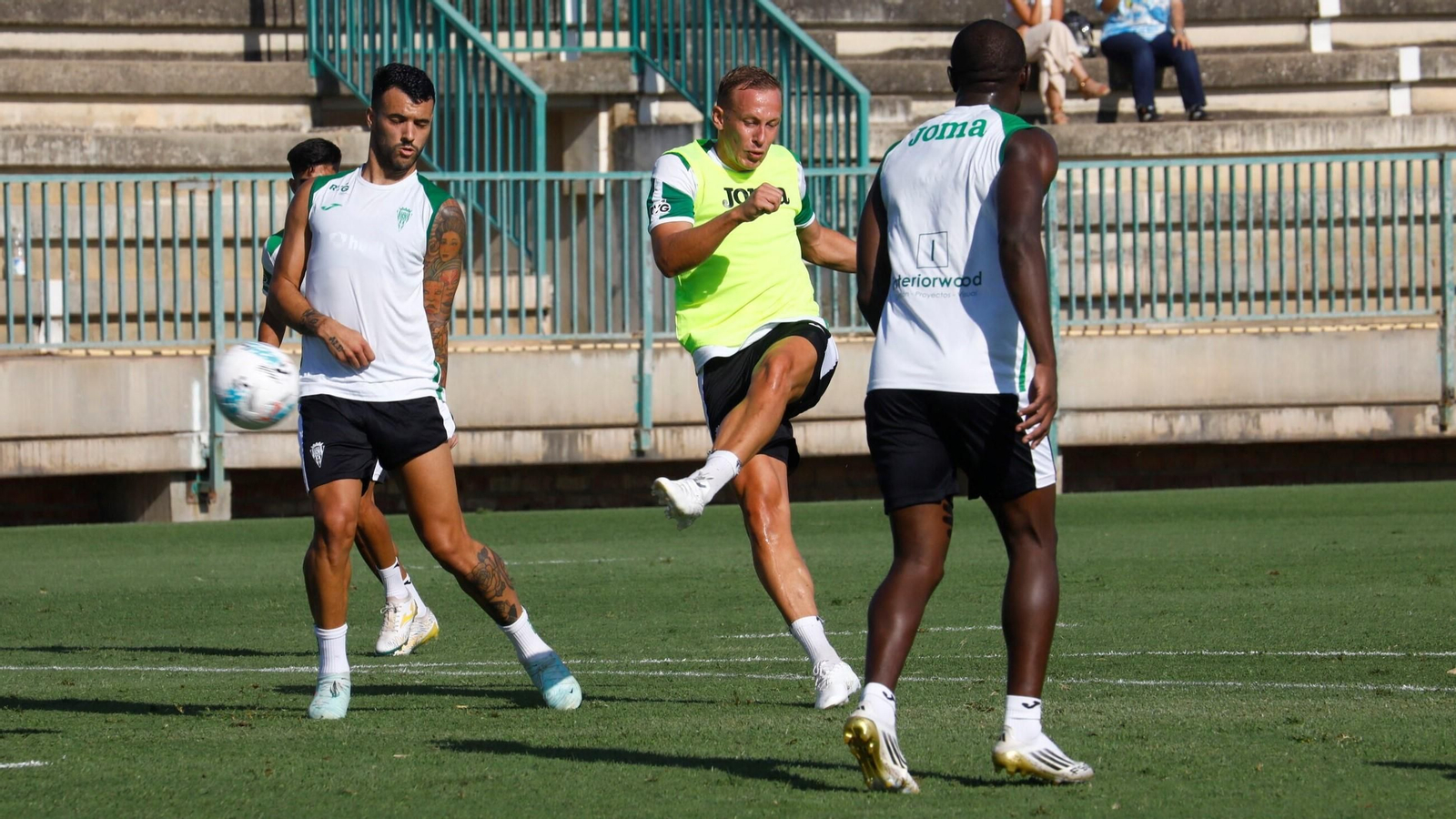Obolskii dispara a portería en un entrenamiento del Córdoba CF.