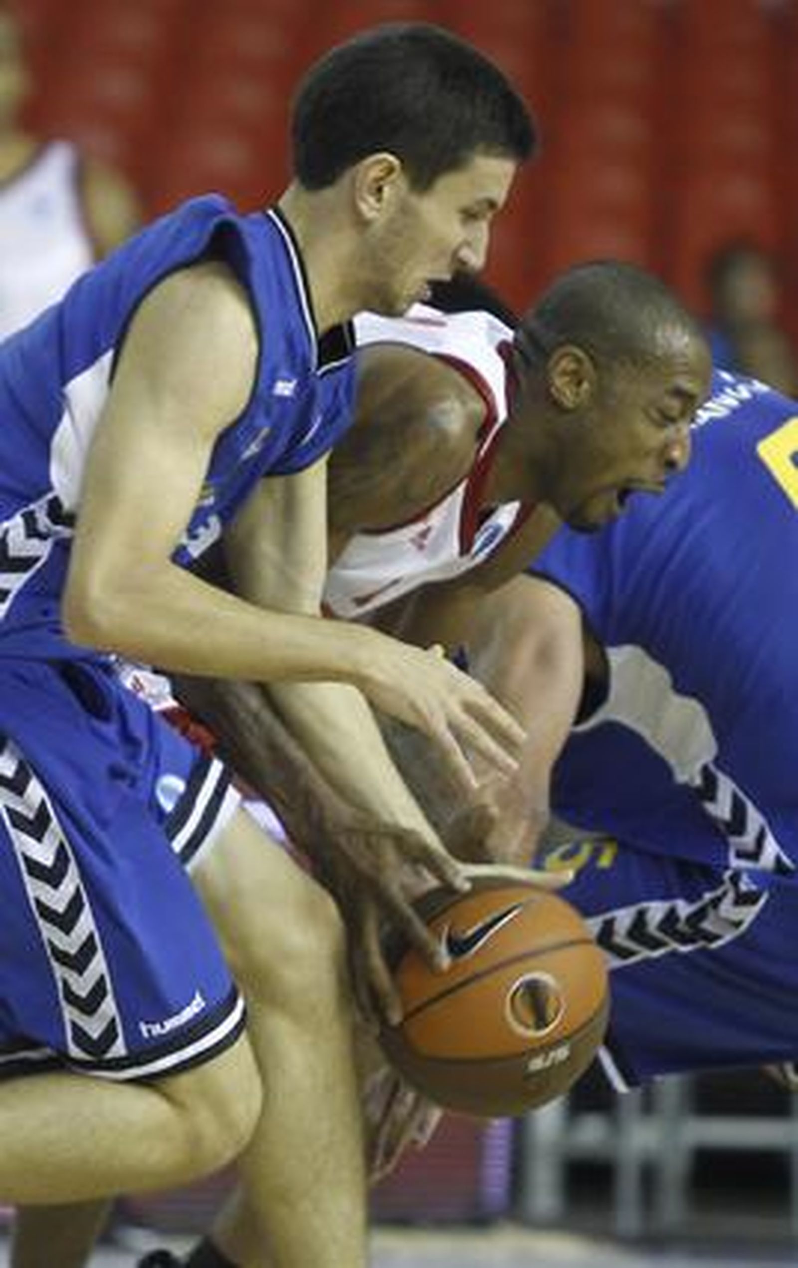 El Cajasol vuelve a perder (72-76), esta vez contra el Hapoel Jerusalén, en un partido con alternativas en el que tuvo en triunfo en sus manos, pero lo dejó escapar.

Foto: Antonio Pizarro