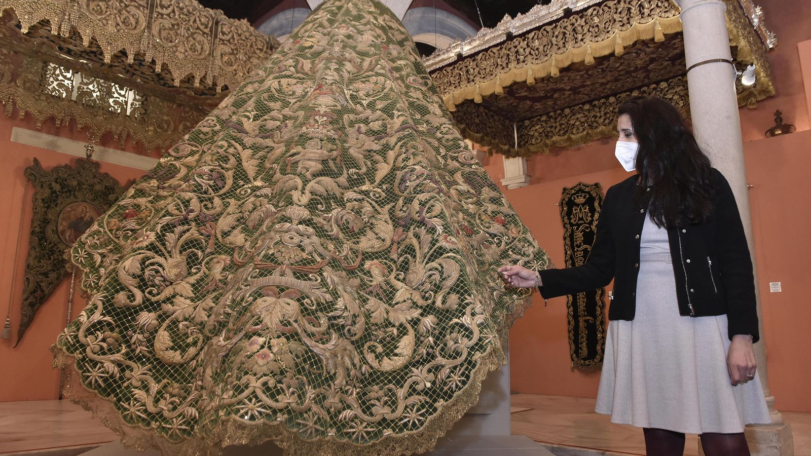 Ilham contempla el manto de malla de la Macarena.