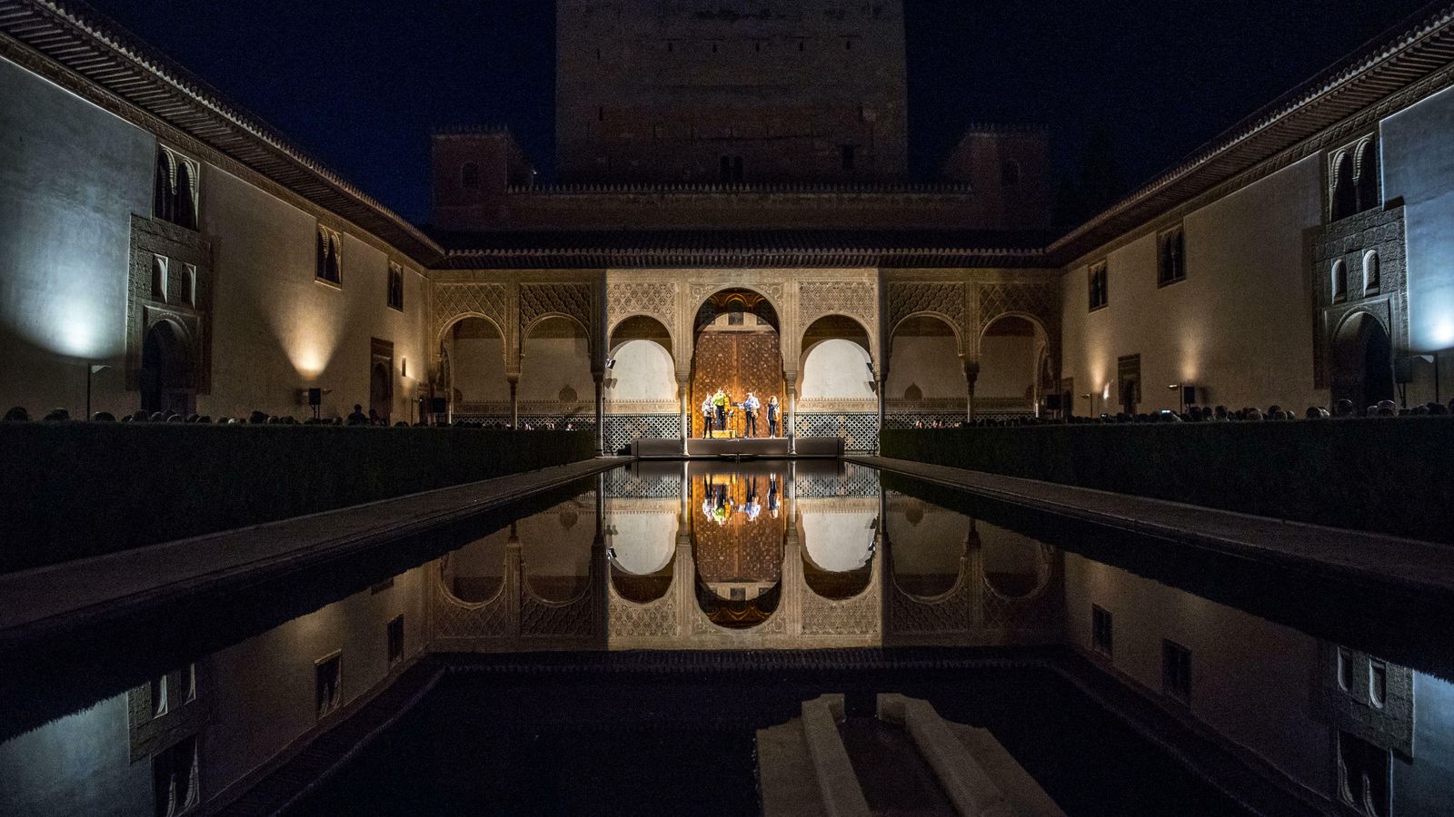 La formación finlandesa tocó en el Patio de los Arrayanes, un entorno privilegiado.