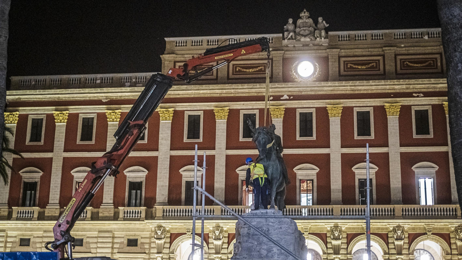 Retirada la estatua del general Varela de la plaza del Rey en San Fernando