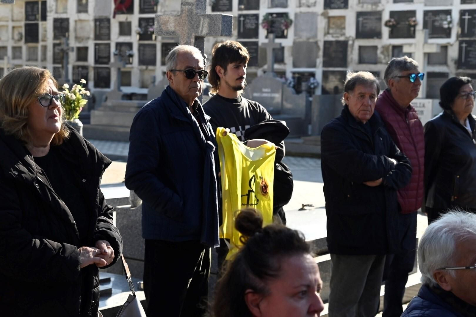 La plataforma Comisión de la Verdad recuerda a las víctimas del franquismo con un acto en el cementerio de la Salud, en imágenes
