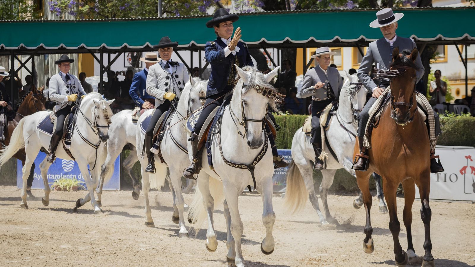 Belén Bautista, saluda al público acompañada por su padre, Manuel Ruiz y Rafael Soto.