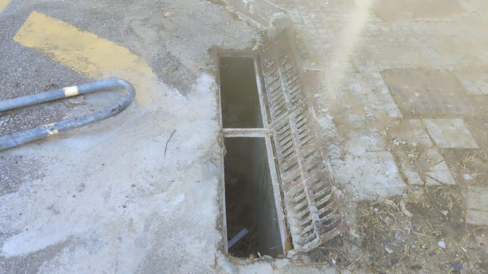 Los vecinos tienen abierta la arqueta para que trague más agua.