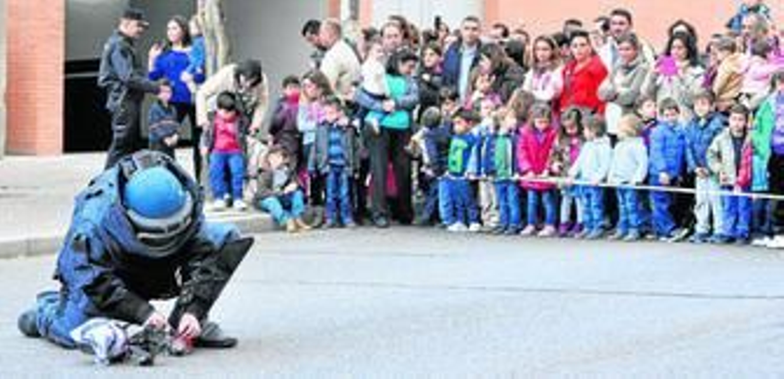 Exhibición de la Policía Nacional ante un grupo de niños en la comisaría de Sevilla Este.