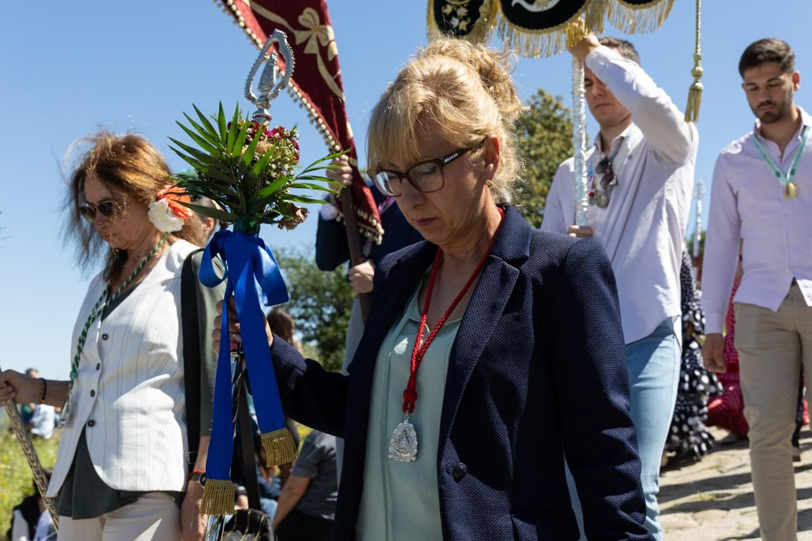 Miles de romeros acuden al encuentro de la Virgen de la Cabeza en su romería