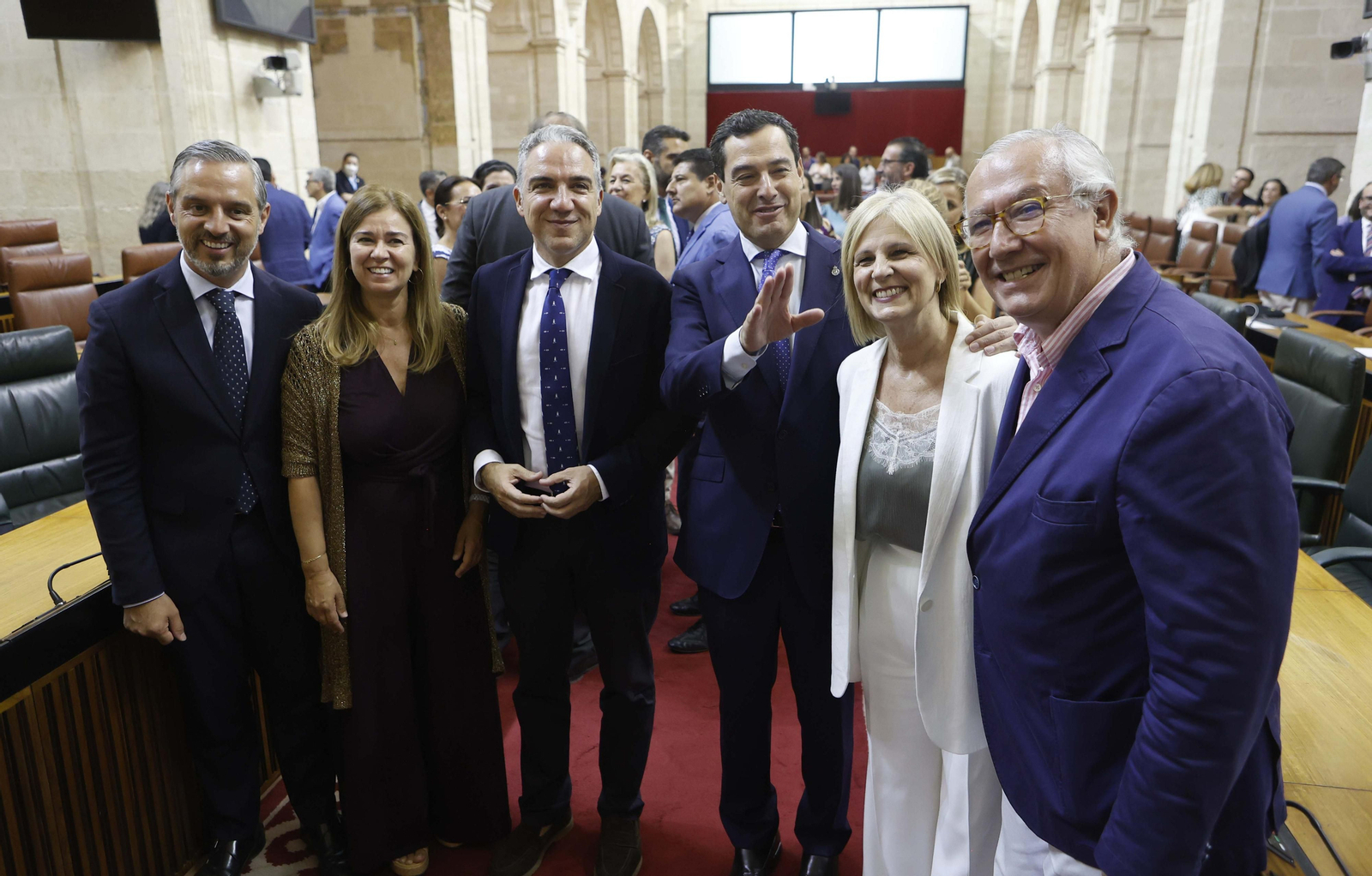 Juanma Moreno, junto a los senadores del PP: Juan Bravo, Teresa Ruiz-Sillero, Elías Bendodo, María José García-Pelayo y Javier Arenas