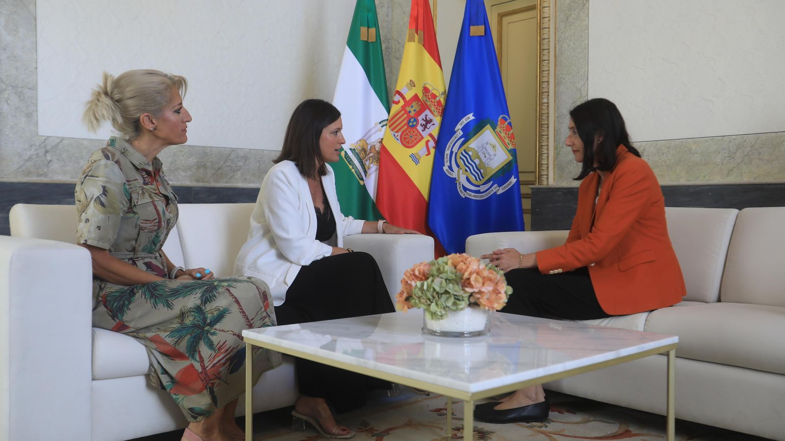 Reunión de la Cavada (centro) y la concejala de Desarrollo Urbano (i.) con la ecónoma de la Diócesis de Cádiz.