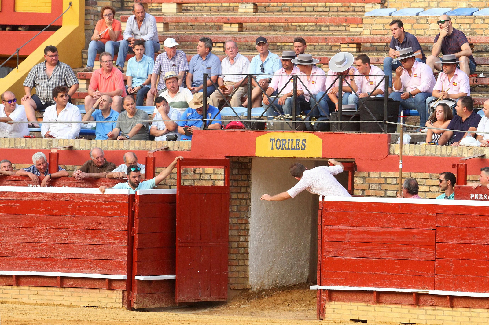Juan Silva "Juanito" sale a hombros en la Plaza de toros La Merced, en imágenes