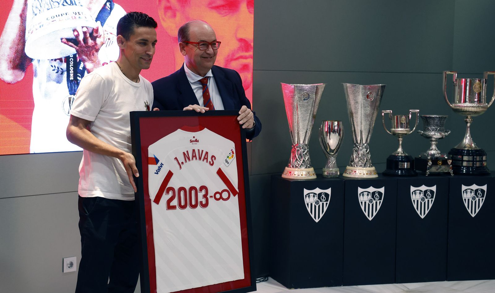 Jesús Navas, junto a José Castro y los títulos ganados en el Sevilla por el palaciego.