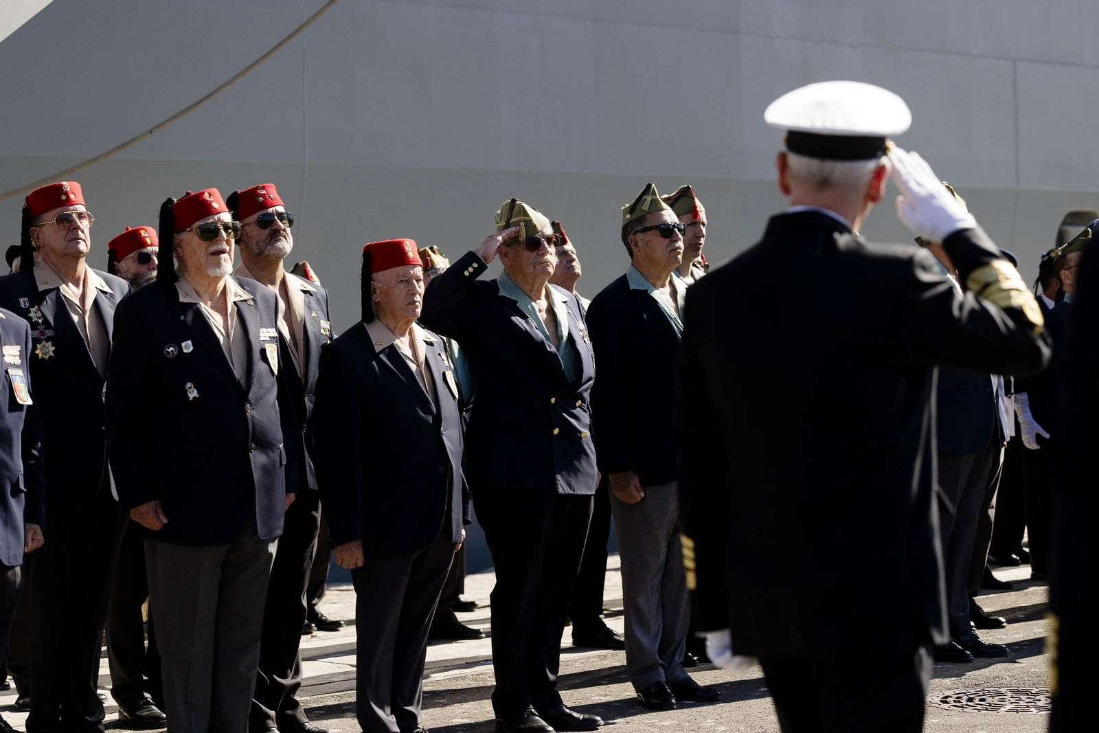Las imágenes del día del veterano de las Fuerzas Armadas y Guardia Civil en Cádiz.