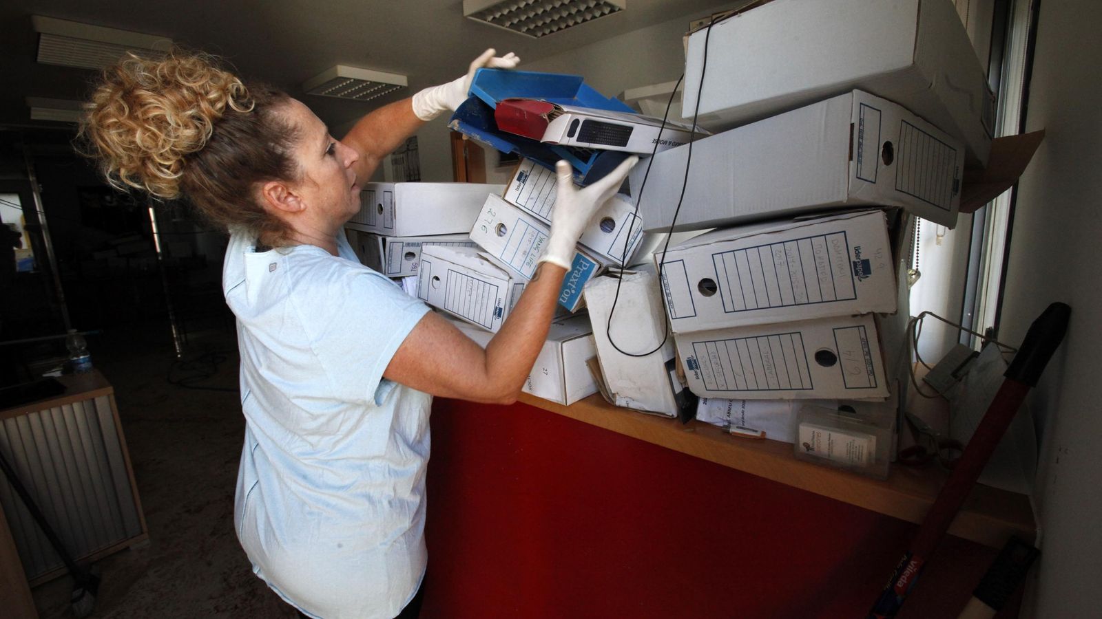 Isabel González, de la gestoría Trillo-Palacios, intenta salvar los documentos de sus clientes que puede