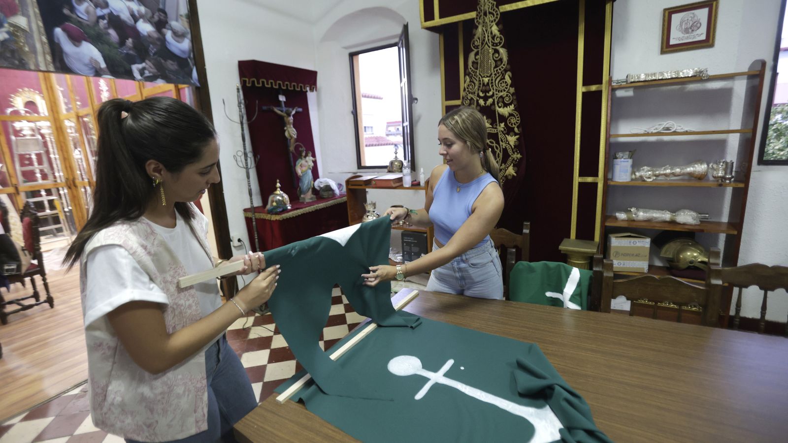 Preparativos en las iglesias de Algeciras para la Magna Mariana, en imágenes