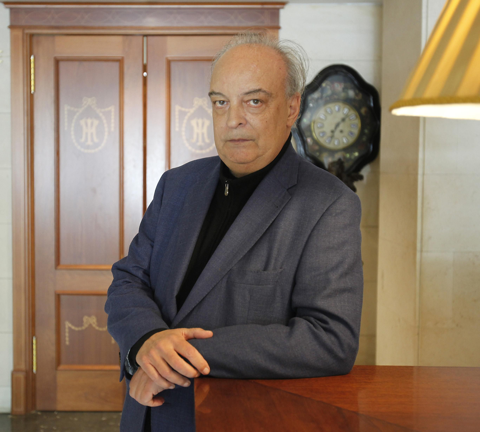 Enrique Vila-Matas (Barcelona, 1948), retratado en un hotel del centro de Sevilla.
